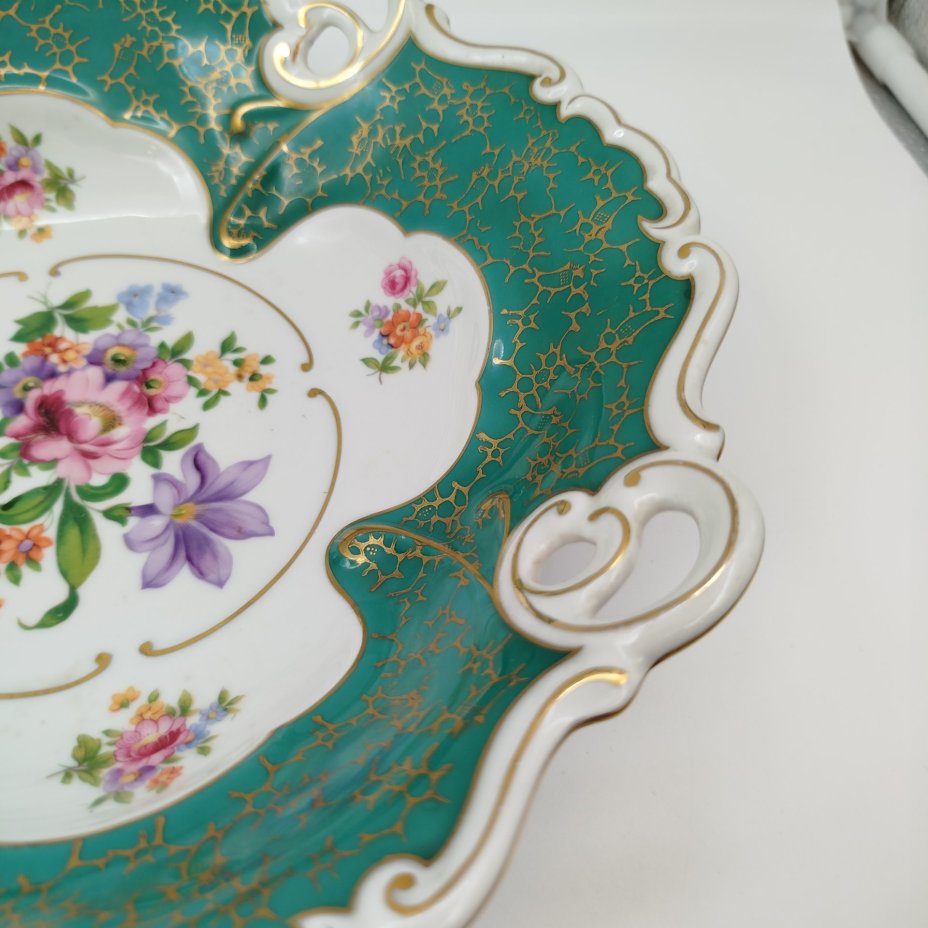 Блюдо зеленого оттенка с прорезным бортом и цветочным декором, фарфор, деколь, золочение, Graf Von Henneberg Porzellan, 1777 Jlmenau, Германия, 1950-1970 гг.