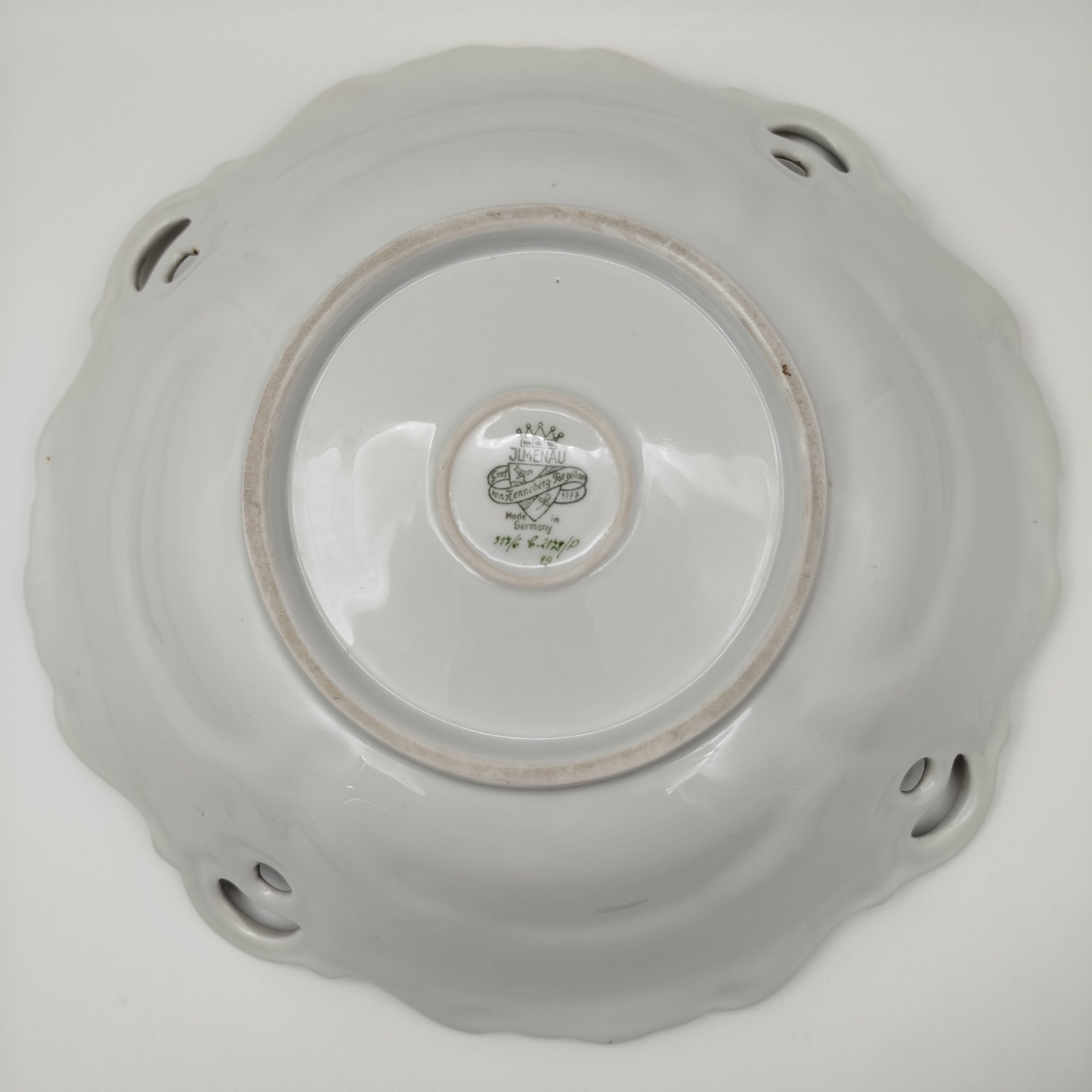 Блюдо зеленого оттенка с прорезным бортом и цветочным декором, фарфор, деколь, золочение, Graf Von Henneberg Porzellan, 1777 Jlmenau, Германия, 1950-1970 гг.