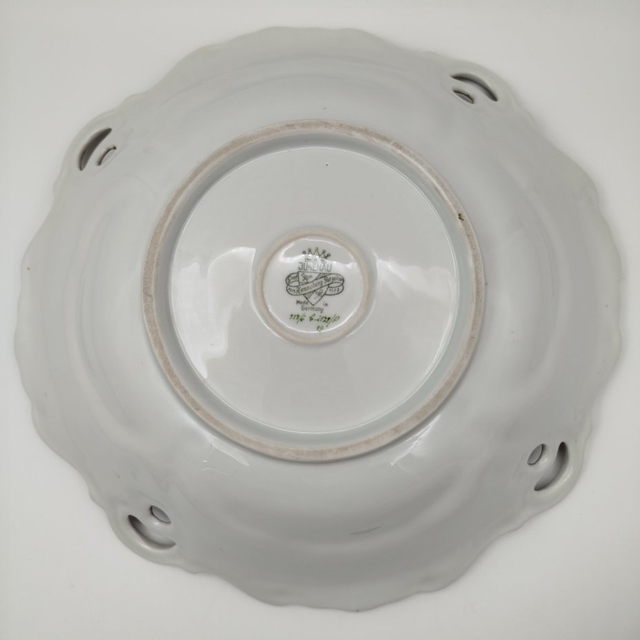 Блюдо зеленого оттенка с прорезным бортом и цветочным декором, фарфор, деколь, золочение, Graf Von Henneberg Porzellan, 1777 Jlmenau, Германия, 1950-1970 гг.