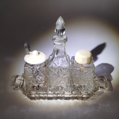 Набор для специй (флакон для уксуса, солонка с миниатюрной ложечкой, перечница и подставка), стекло, пластик (крышки), алюминий (ложечка), СССР, 1960-1980 гг.