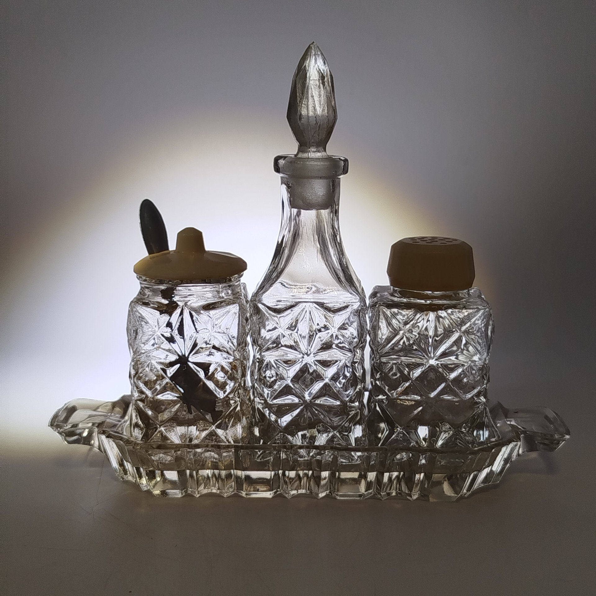 Набор для специй (флакон для уксуса, солонка с миниатюрной ложечкой, перечница и подставка), стекло, пластик (крышки), алюминий (ложечка), СССР, 1960-1980 гг.