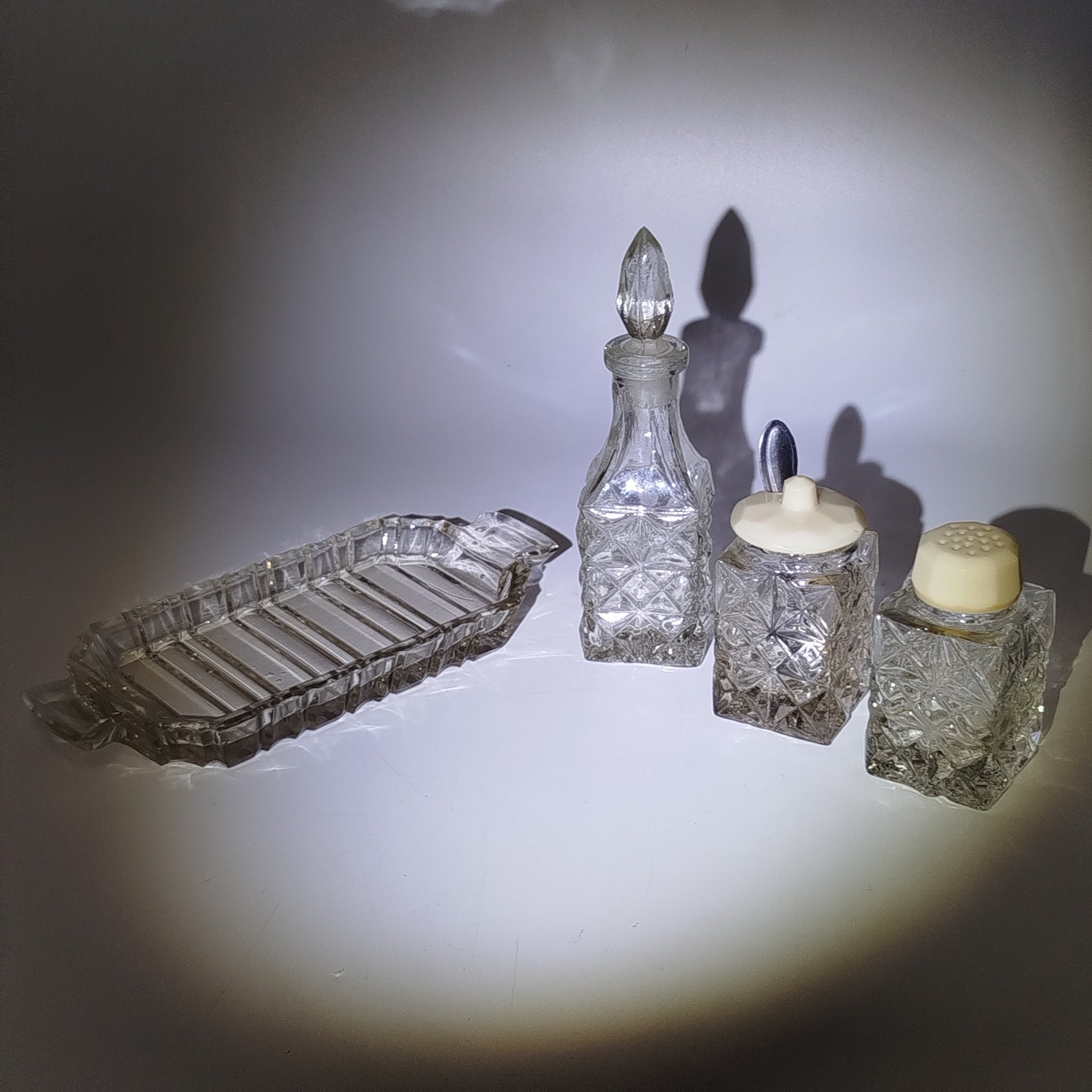 Набор для специй (флакон для уксуса, солонка с миниатюрной ложечкой, перечница и подставка), стекло, пластик (крышки), алюминий (ложечка), СССР, 1960-1980 гг.