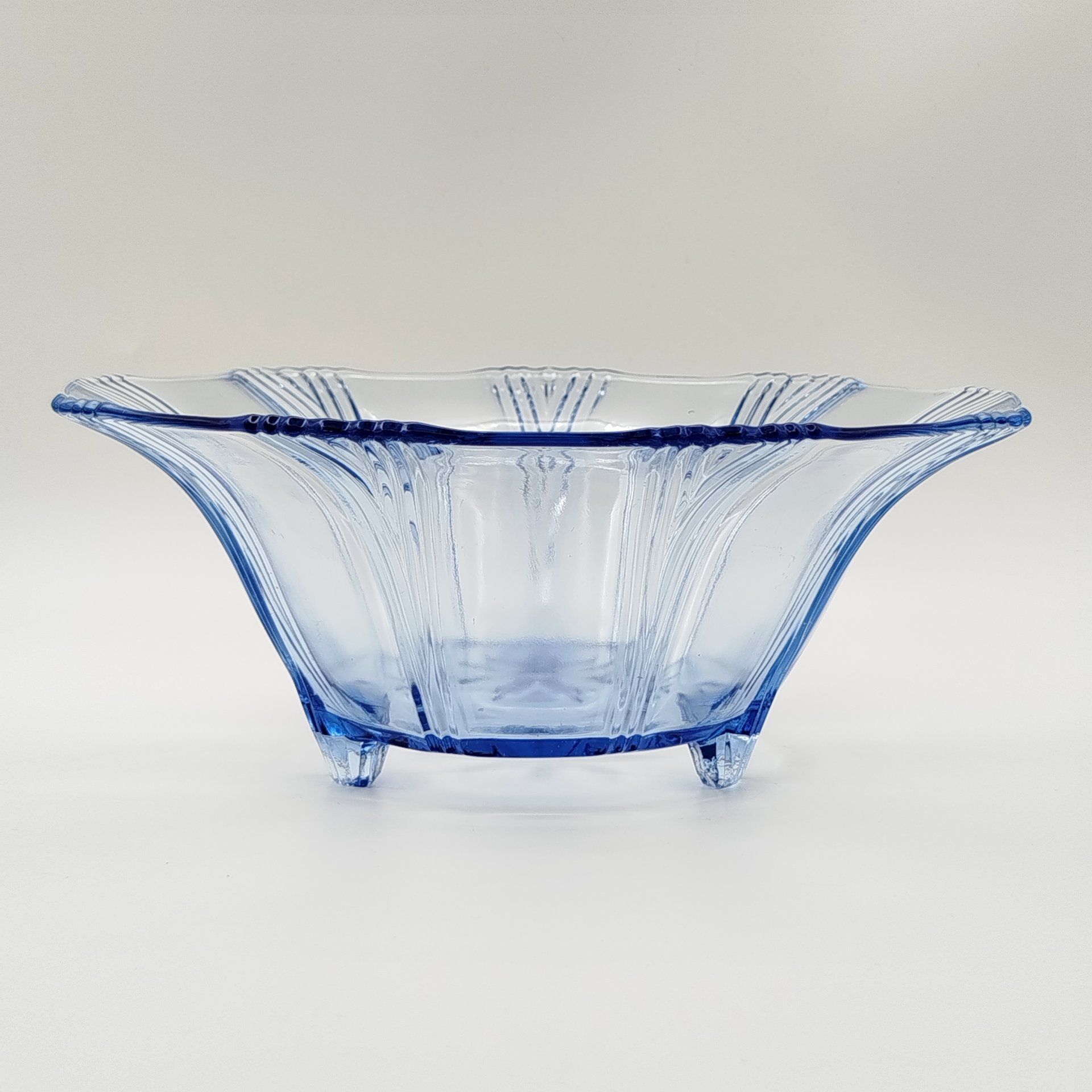 Салатник синего цвета на ножках, стекло, Европа, 1950-1980 гг.
