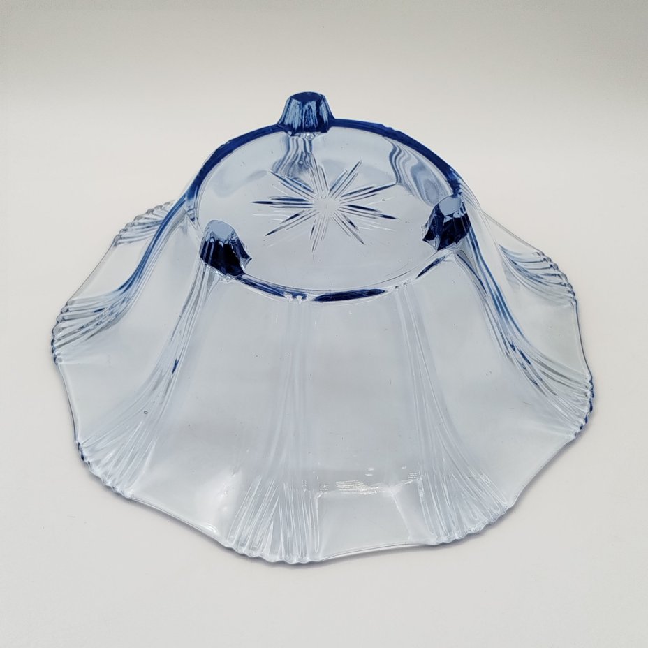 Салатник синего цвета на ножках