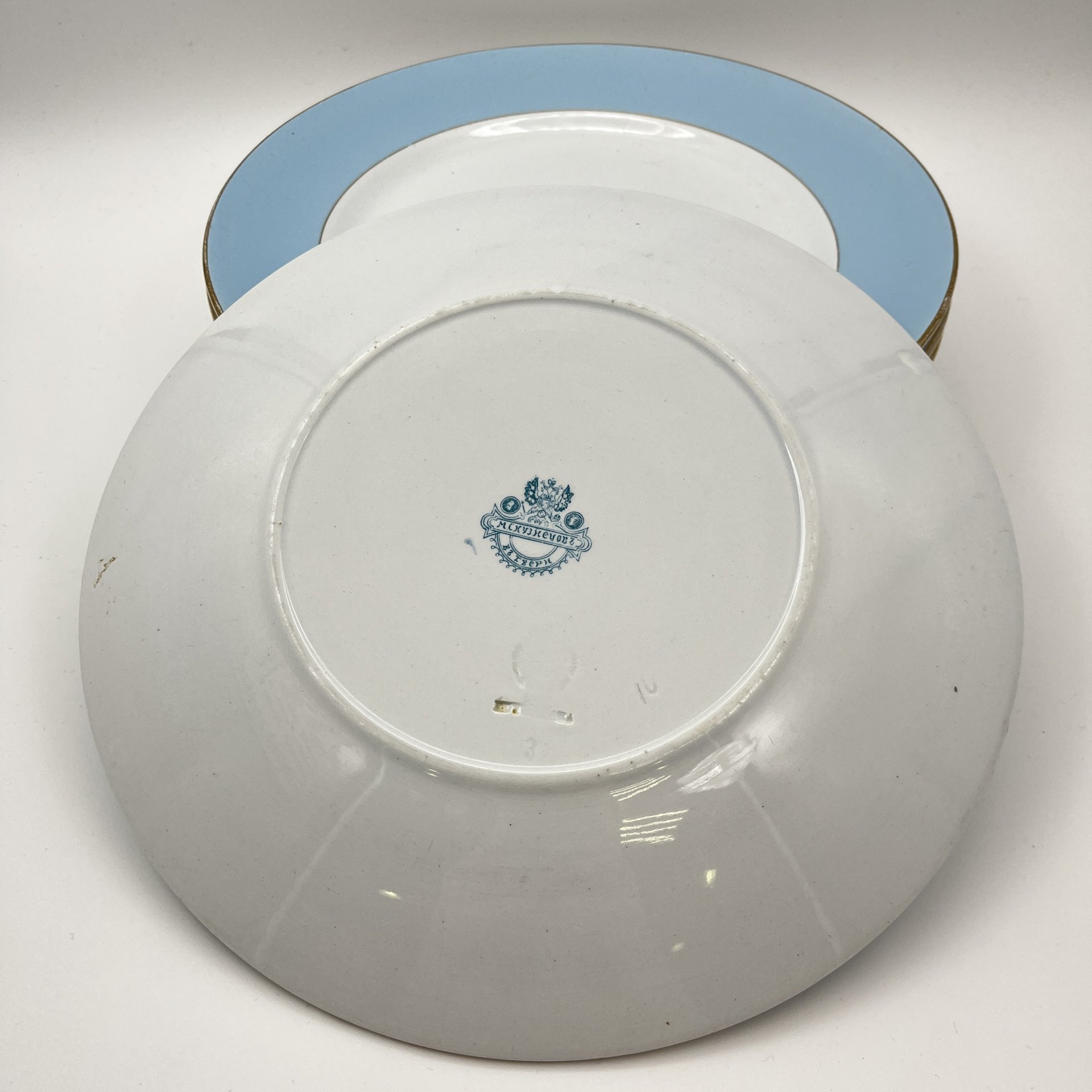 Набор обеденных тарелок с голубым кантом на 6 персон, фаянс, крытье, золочение, Товарищество М.С. Кузнецова в Твери, Российская империя, 1880-1889 гг.