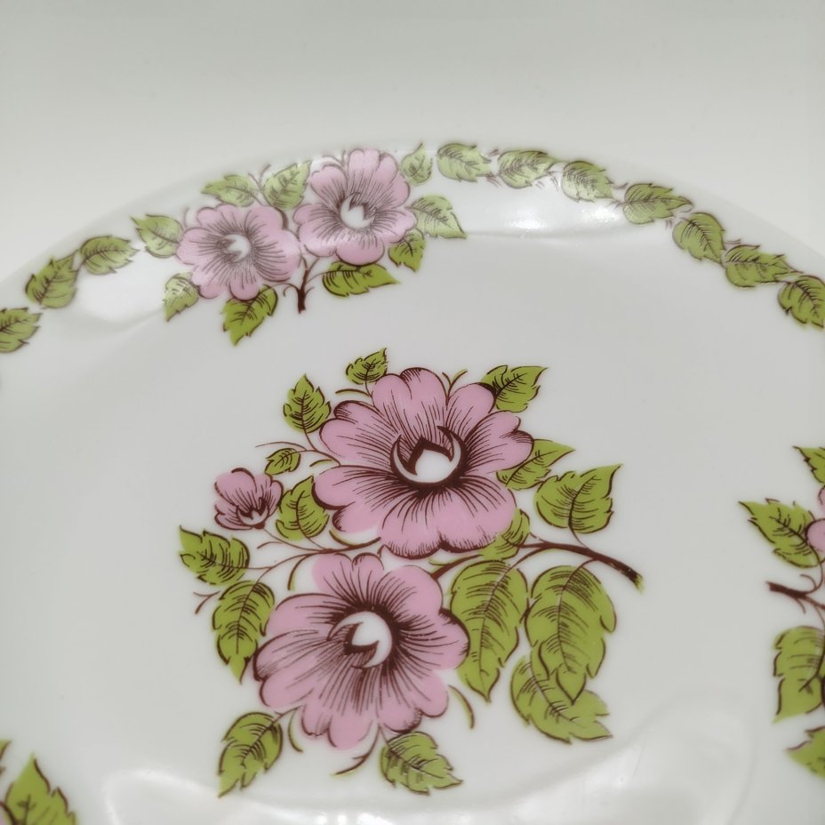 Набор из пяти закусочных/десертных тарелок с цветочным декором в розово-зеленой гамме