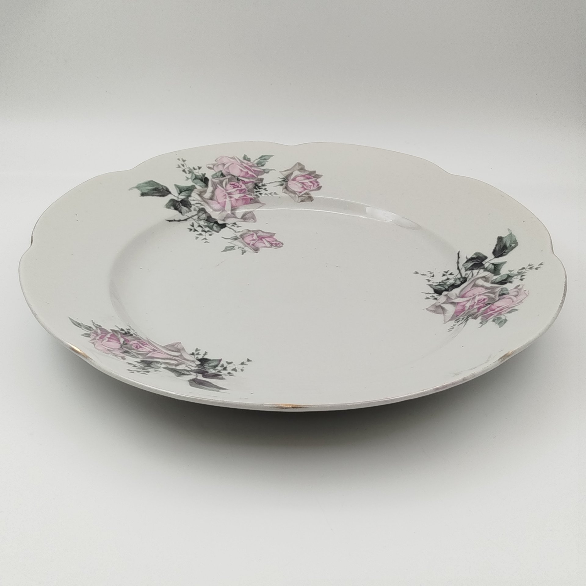 Блюдо для сервировки с цветочным декором, фаянс, деколь, золочение, Государственная Волховская фарфорово-фаянсовая фабрика «Коминтерн», СССР, 1921-1927 гг.