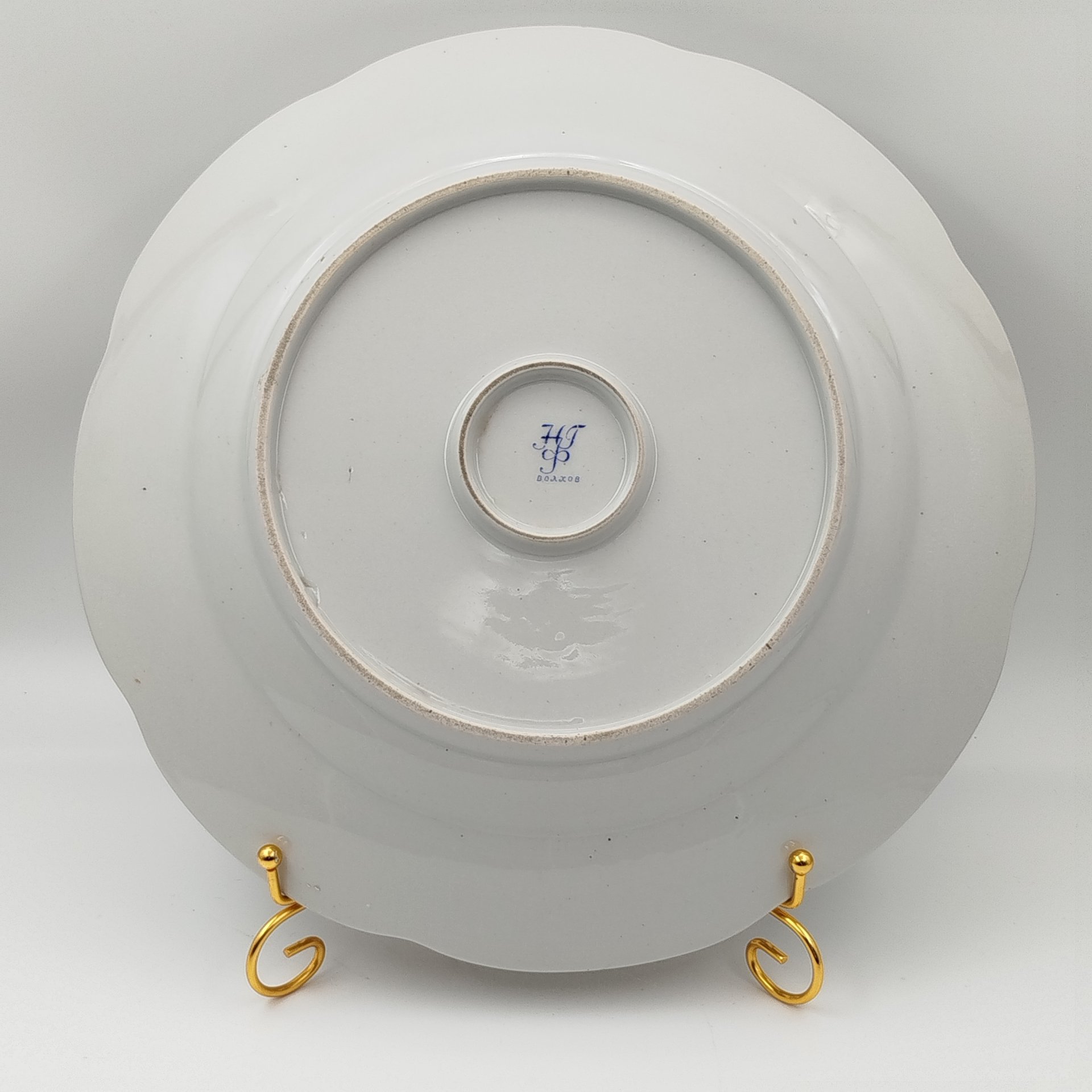 Блюдо для сервировки с цветочным декором, фаянс, деколь, золочение, Государственная Волховская фарфорово-фаянсовая фабрика «Коминтерн», СССР, 1921-1927 гг.