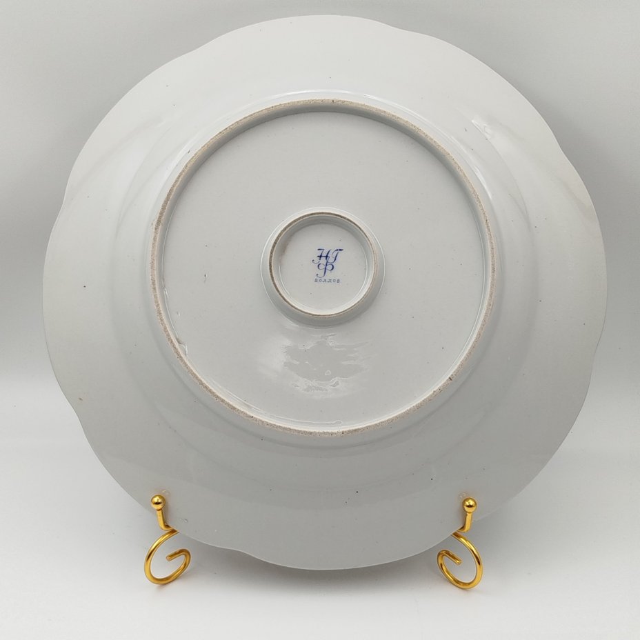 Блюдо для сервировки с цветочным декором, фаянс, деколь, золочение, Государственная Волховская фарфорово-фаянсовая фабрика «Коминтерн», СССР, 1921-1927 гг.