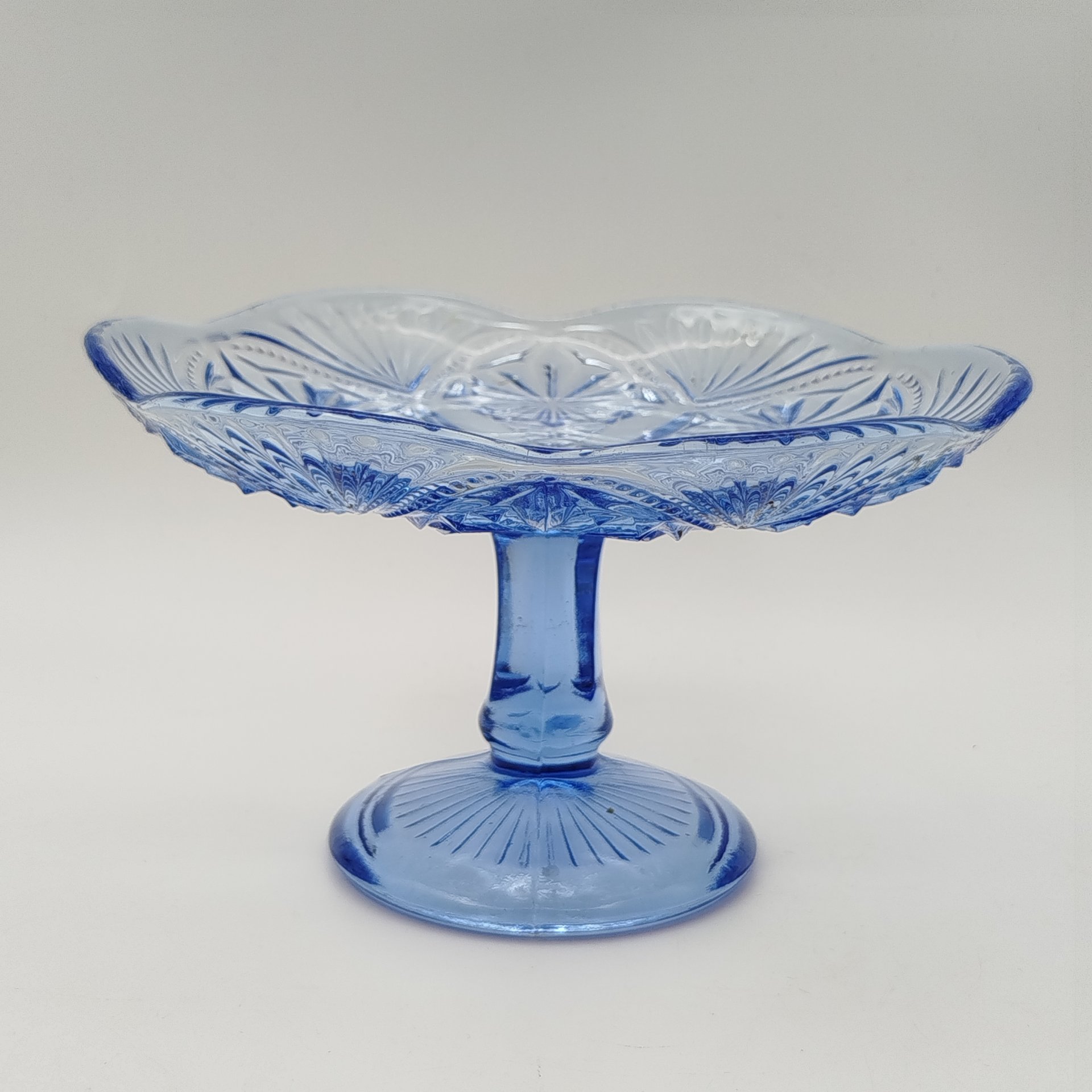 Ваза (конфетница, фруктовница) синего цвета с рельефным декором, стекло, пресс, СССР, 1960-1980 гг.