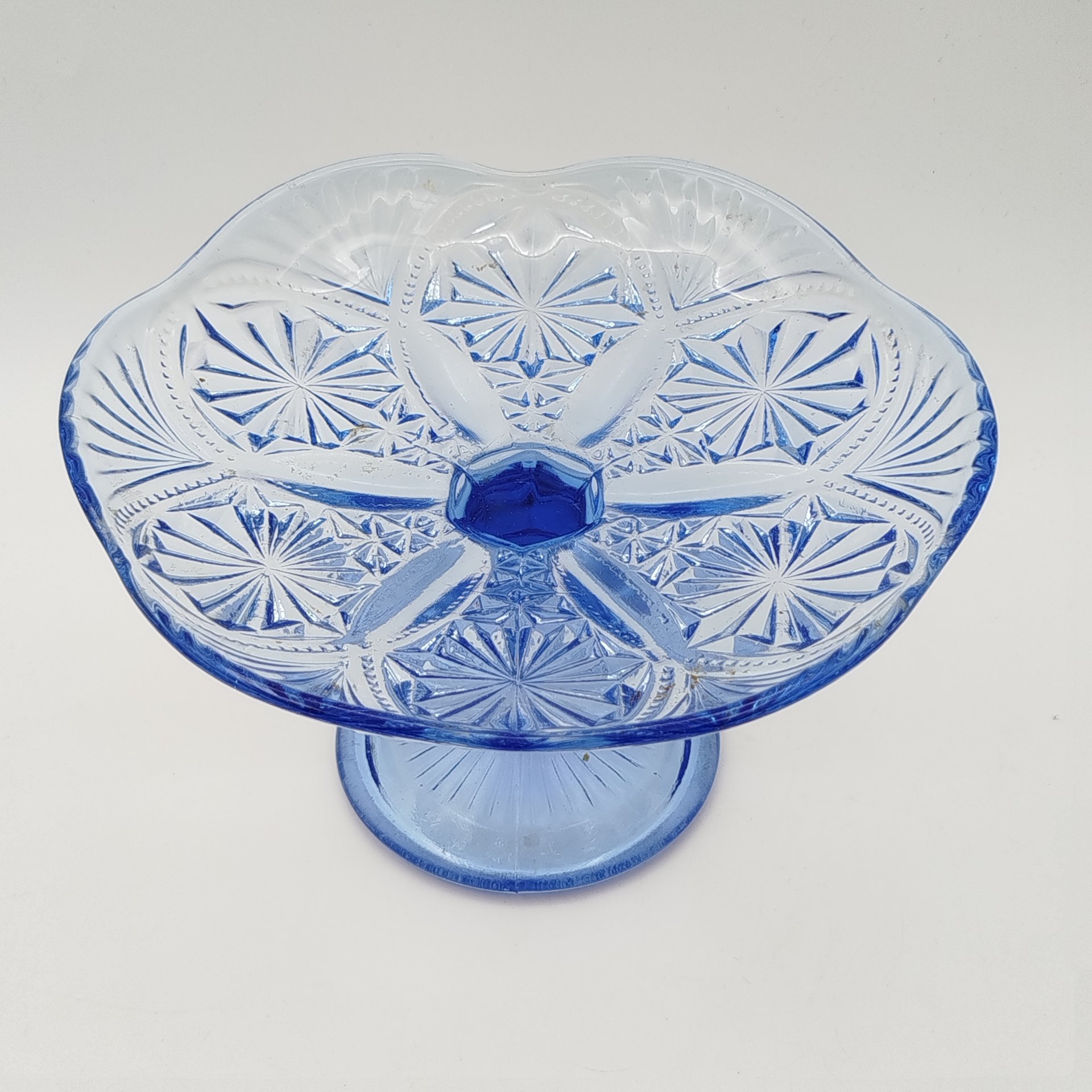 Ваза (конфетница, фруктовница) синего цвета с рельефным декором, стекло, пресс, СССР, 1960-1980 гг.