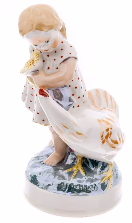 Статуэтка "Девочка с курочкой" ("Подсолнух"), фарфор, роспись, автор модели - Беатриса Карклиня, Рижская фарфоровая фабрика, СССР, 1953-1963 гг.