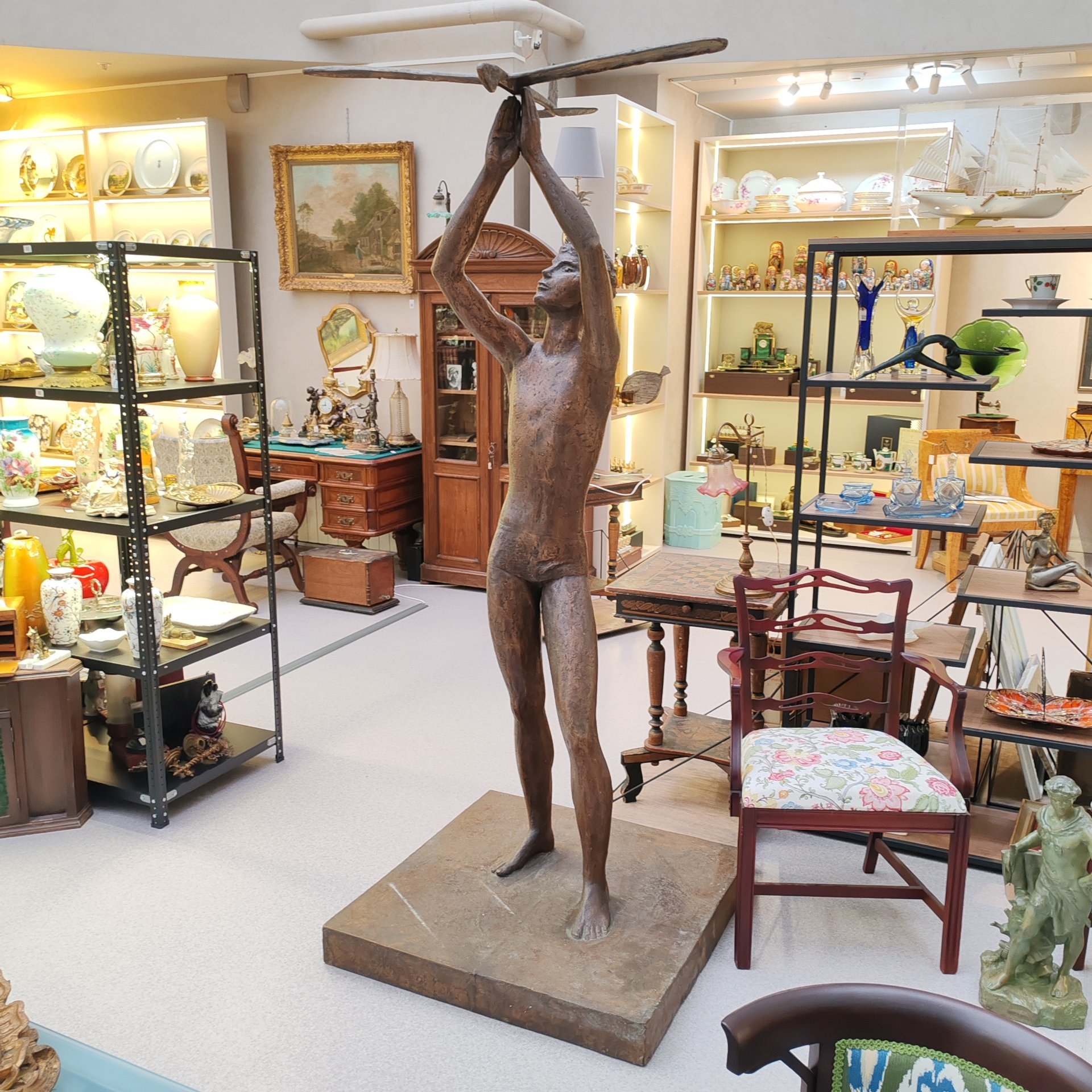 Скульптура "Мальчик с планером", автор А. Дегтярев