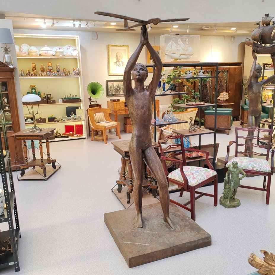 Скульптура "Мальчик с планером", автор А. Дегтярев