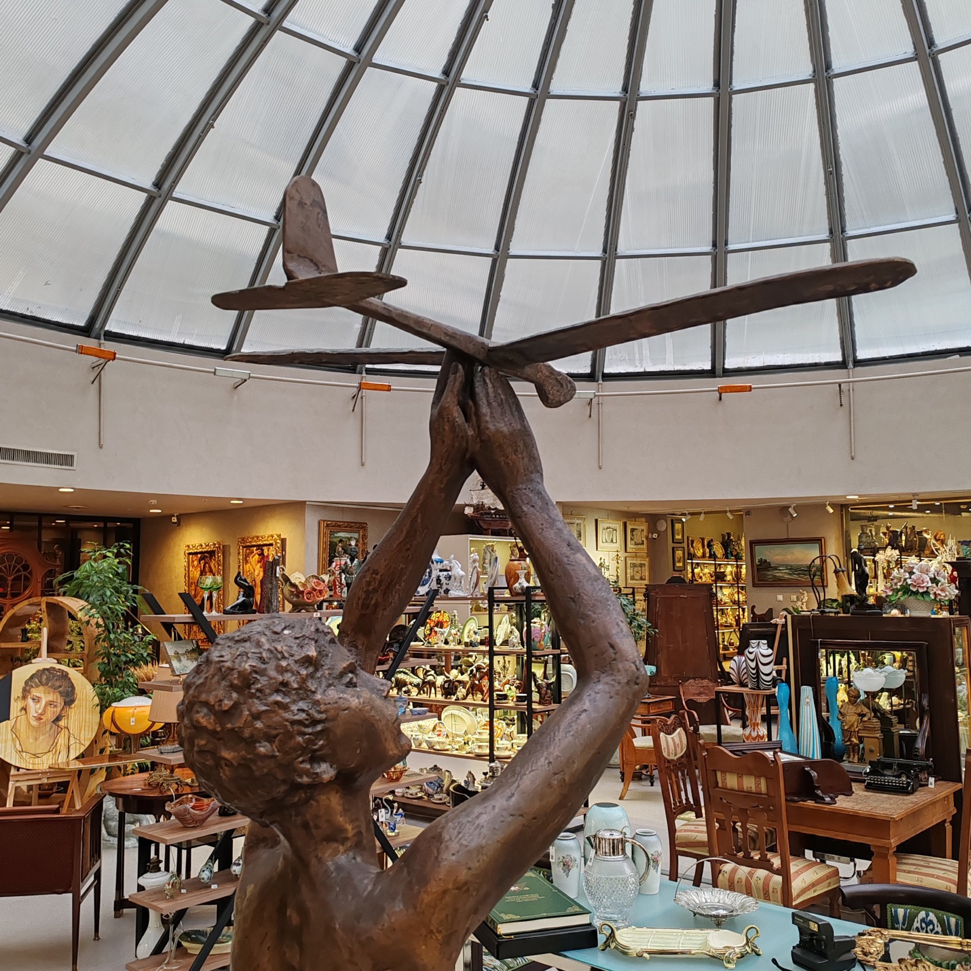 Скульптура "Мальчик с планером", автор А. Дегтярев