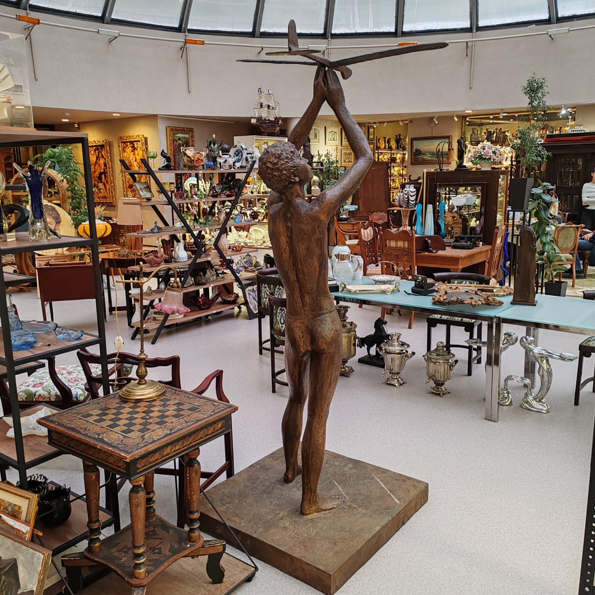 Скульптура "Мальчик с планером", автор А. Дегтярев