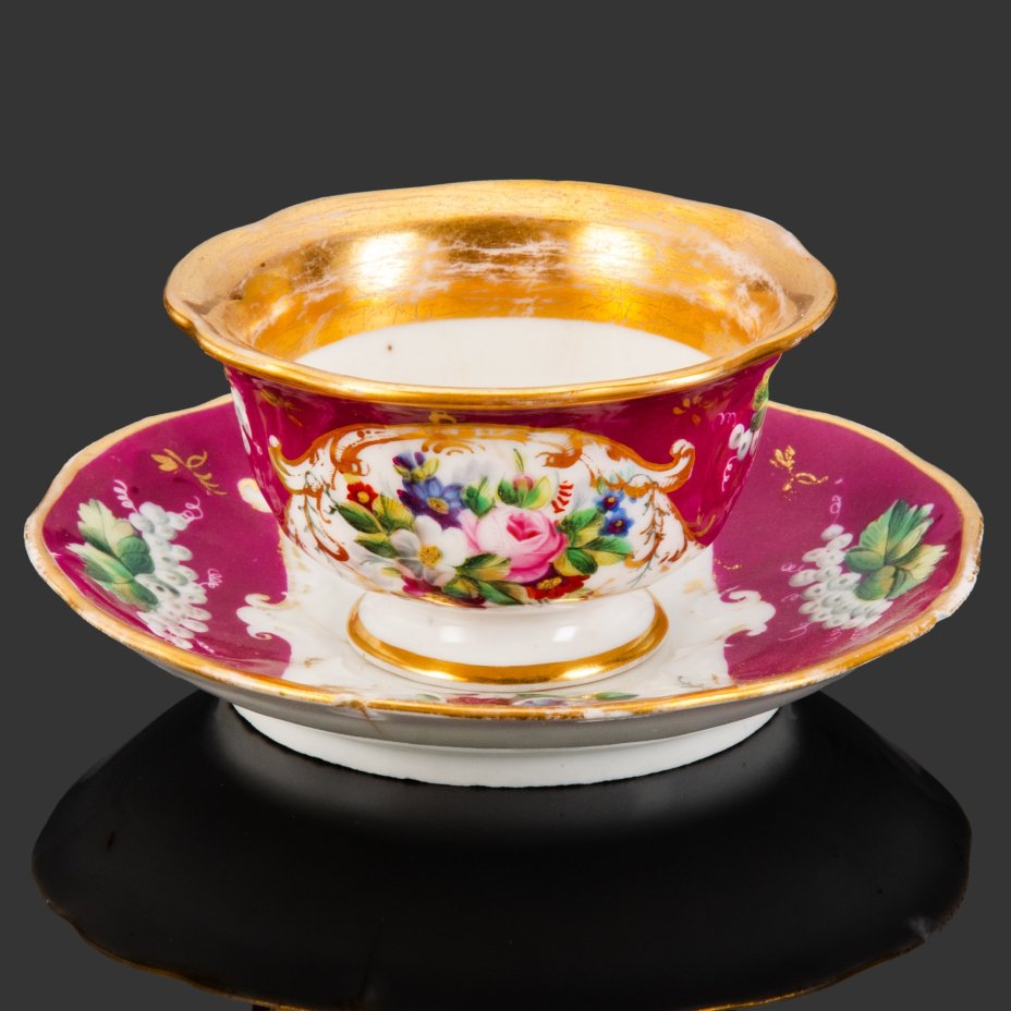 Пара чайная пурпурного цвета с декором в виде ягод смородины и цветочных композиций, фарфор, крытье, роспись, золочение, Российская империя, 1850-1880 гг.
