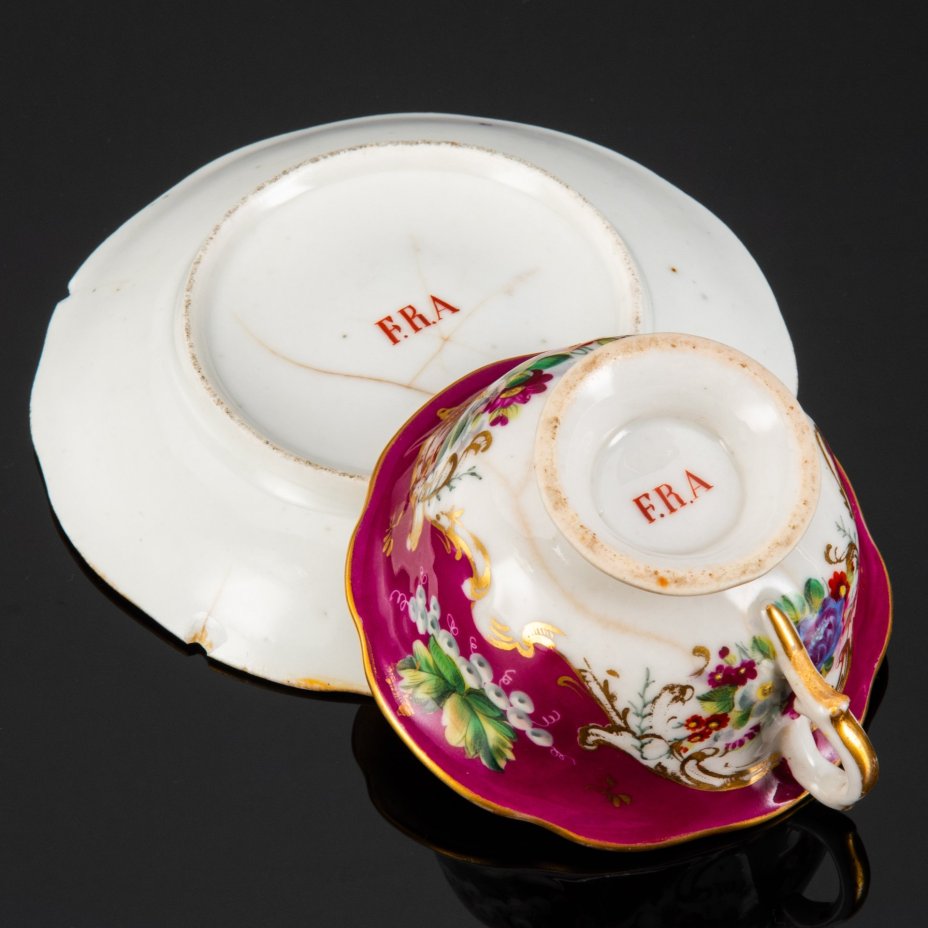 Пара чайная пурпурного цвета с декором в виде ягод смородины и цветочных композиций