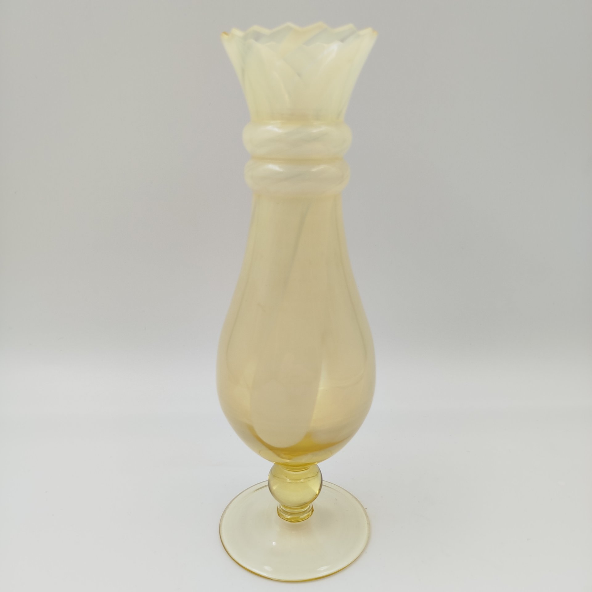 Ваза на невысокой ножке, желтого оттенка