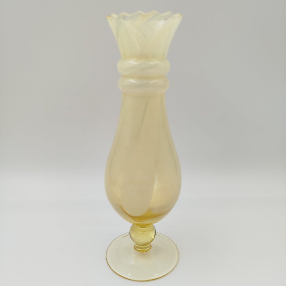 Ваза на невысокой ножке, желтого оттенка, стекло, сульфидно-цинковое (опаловое), СССР, 1960-1980 гг.