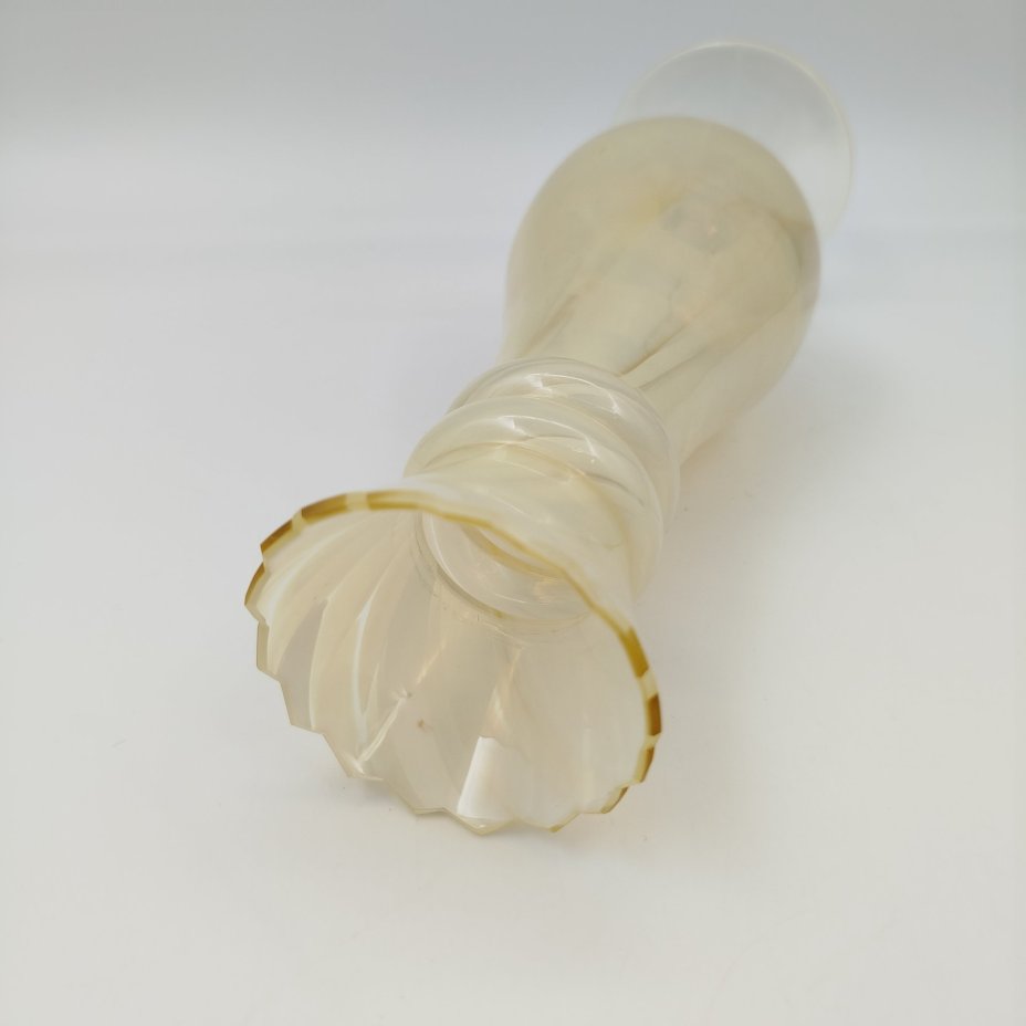 Ваза на невысокой ножке, желтого оттенка