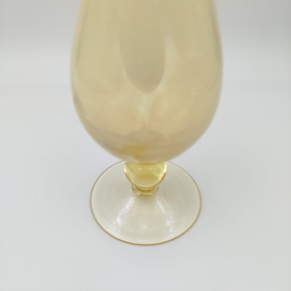Ваза на невысокой ножке, желтого оттенка