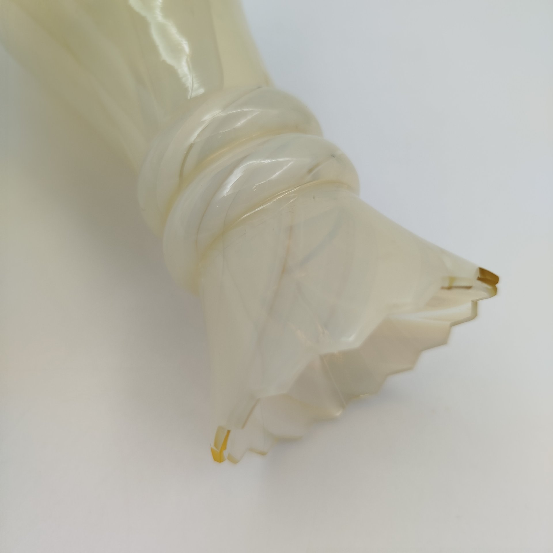 Ваза на невысокой ножке, желтого оттенка