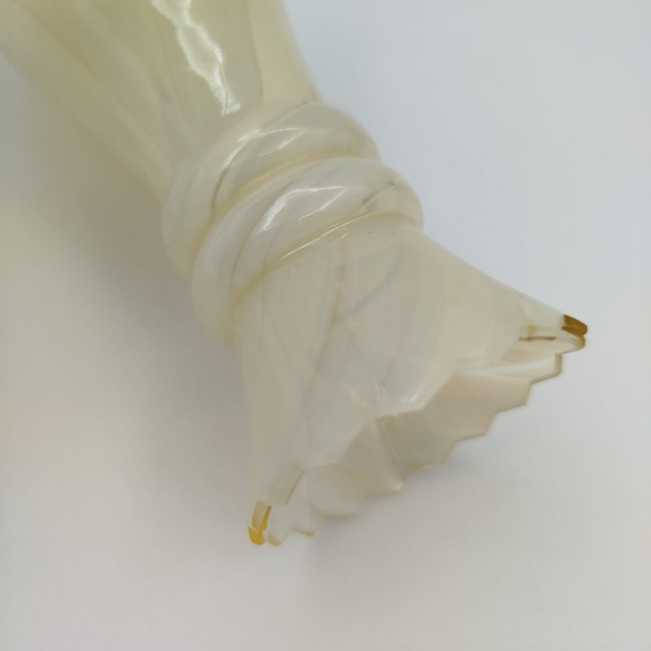 Ваза на невысокой ножке, желтого оттенка