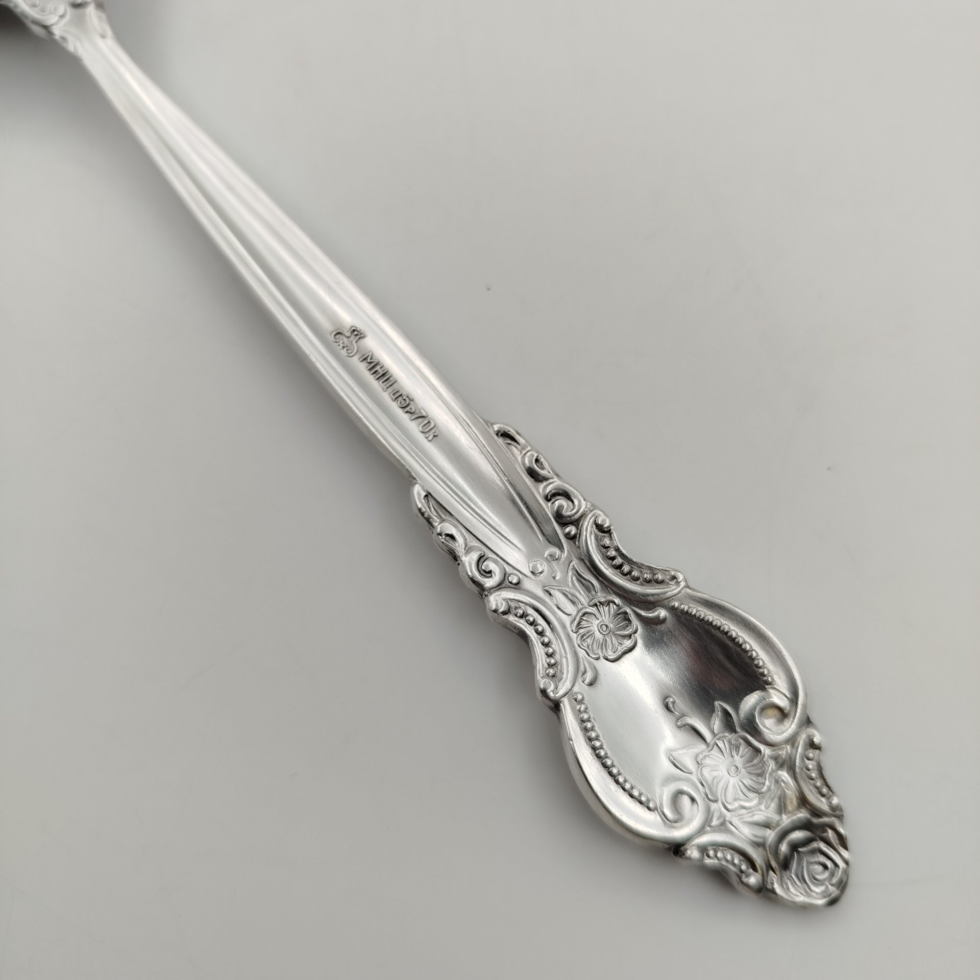 Ложка сервировочная (для салата) с растительным декором, мНЦ (медь-никель-цинк), серебрение, Кольчугинский завод цветных металлов, 1960-1990 гг.