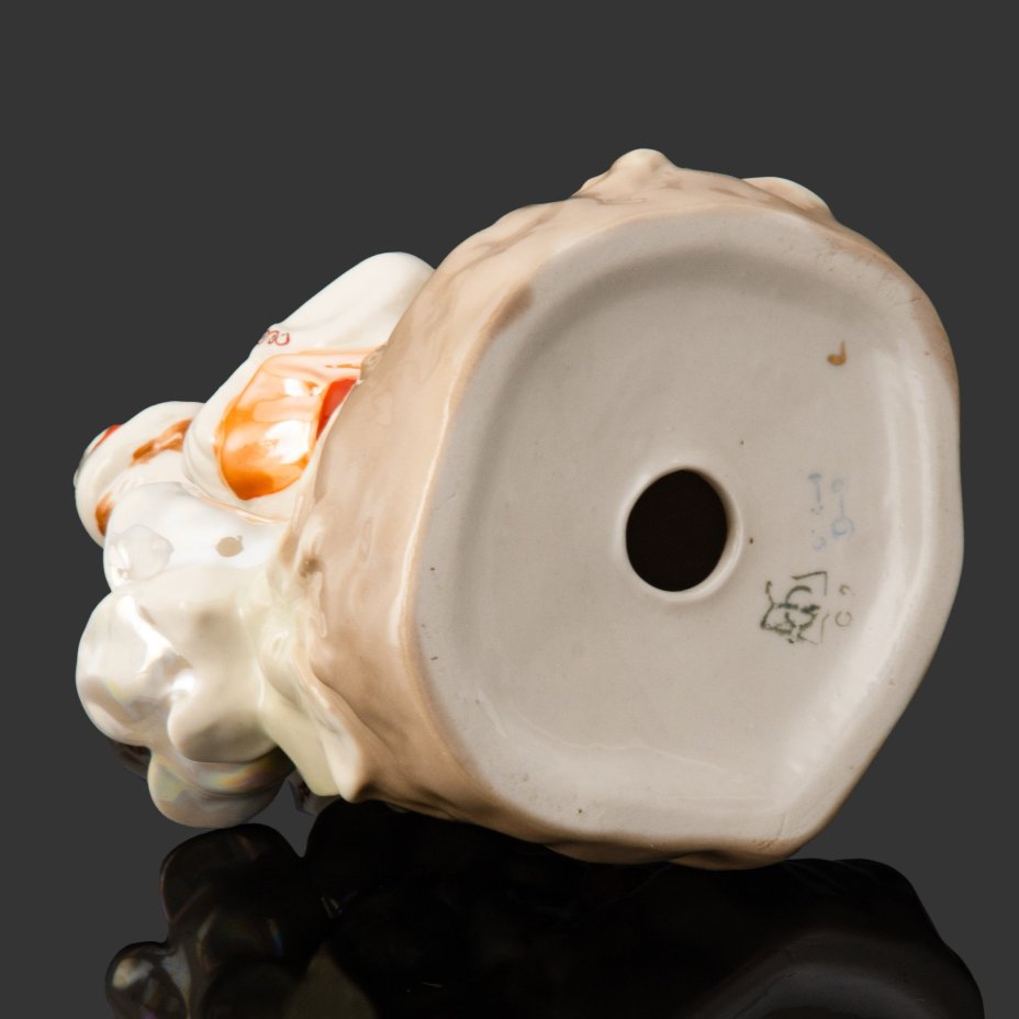 Статуэтка "Иван и Царевна-Лягушка", скульптор Коврижкин А., фарфор, роспись, золочение, Минский фарфорово-фаянсовый завод, СССР, 1968-1983 гг.