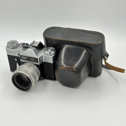 Фотоаппарат плёночный "Зенит-Е" с объективом "Carl Zeiss Jena Biotar 2/58" в оригинальном кофре, Красногорский механический завод (КМЗ)
