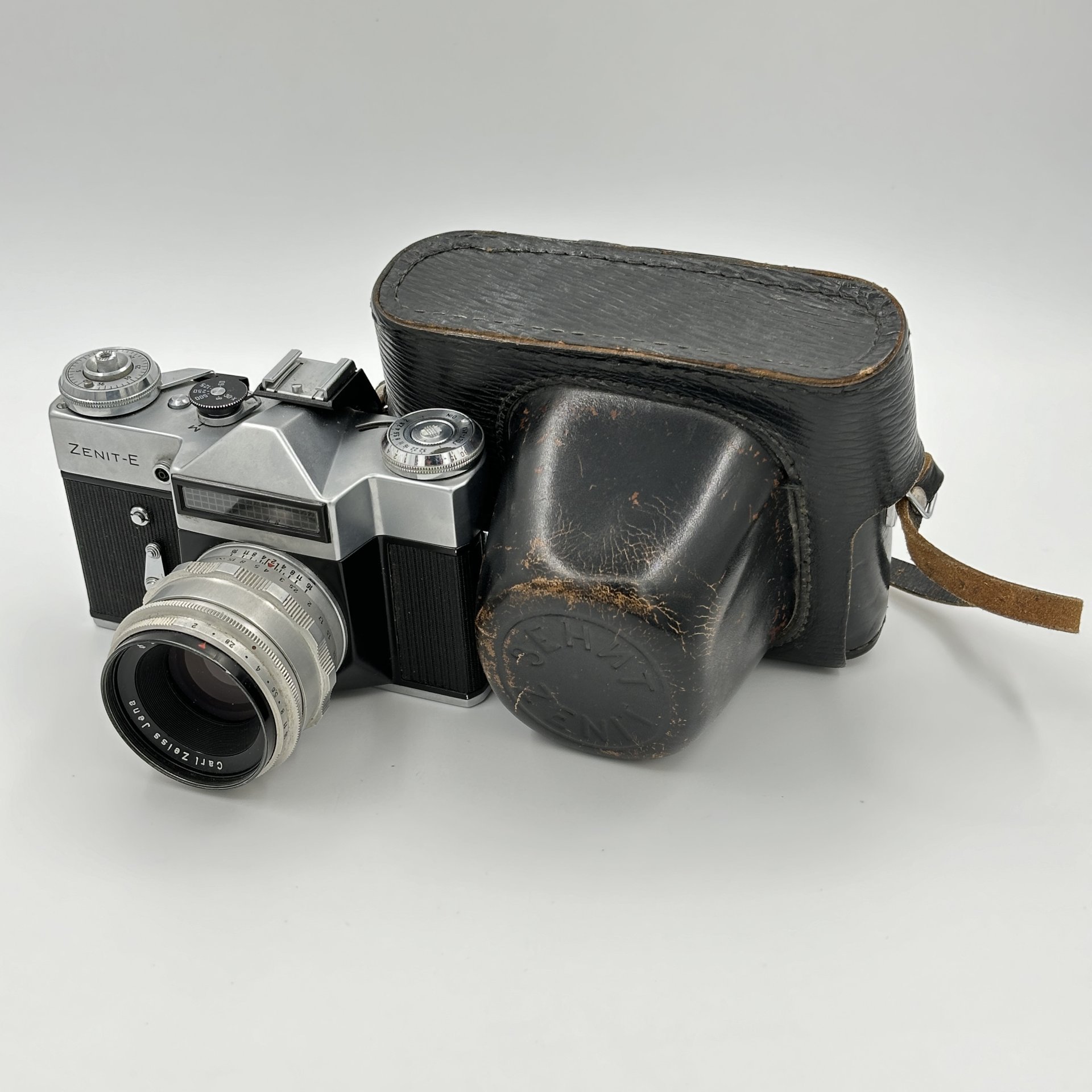 Фотоаппарат плёночный "Зенит-Е" с объективом "Carl Zeiss Jena Biotar 2/58" в оригинальном кофре, Красногорский механический завод (КМЗ)