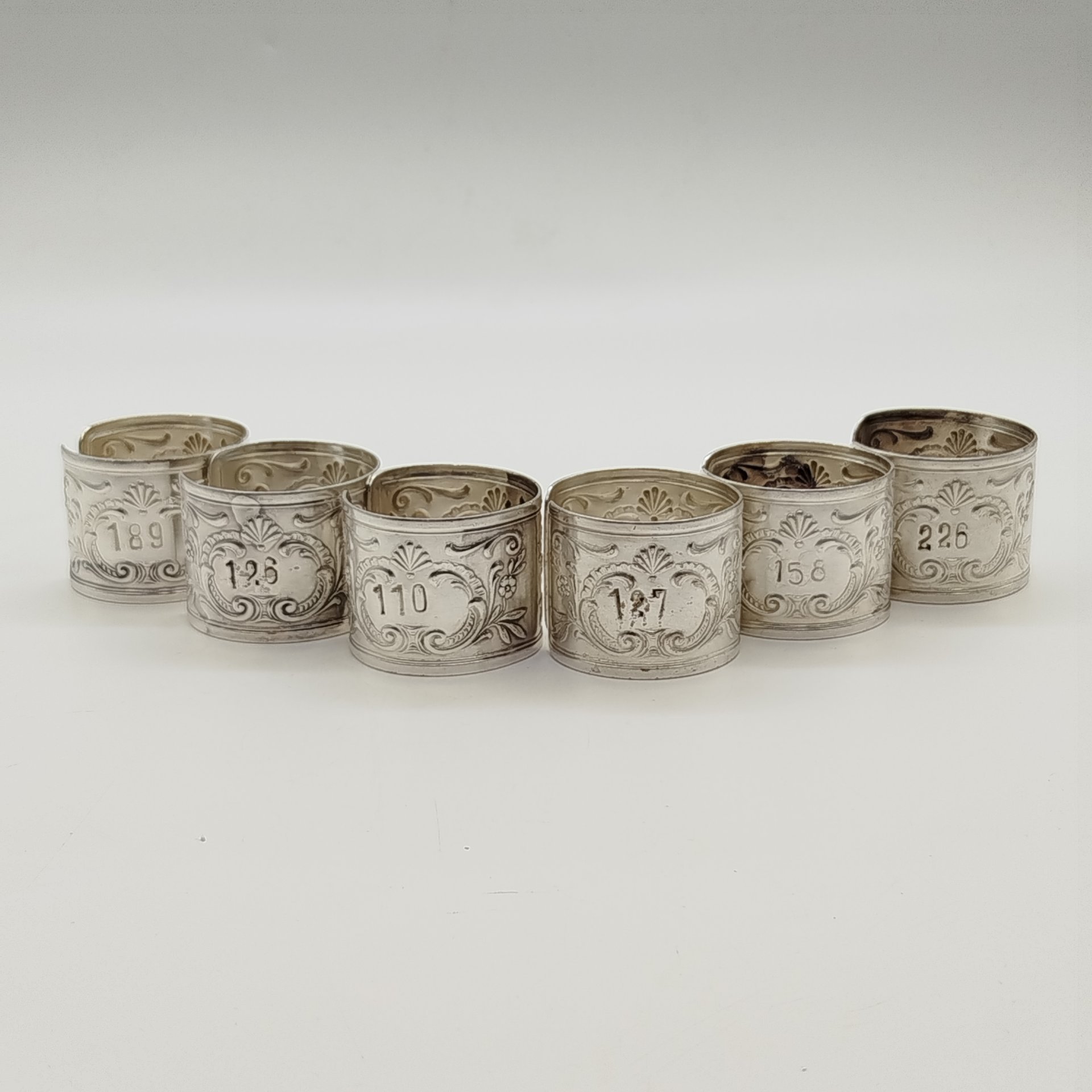 Набор винтажных колец для салфеток на 6 персон, украшенных растительным декором и произвольной нумерацией, мНЦ (медь-никель-цинк), Артель «Промтехсвязь», СССР, 1950-1960 гг.