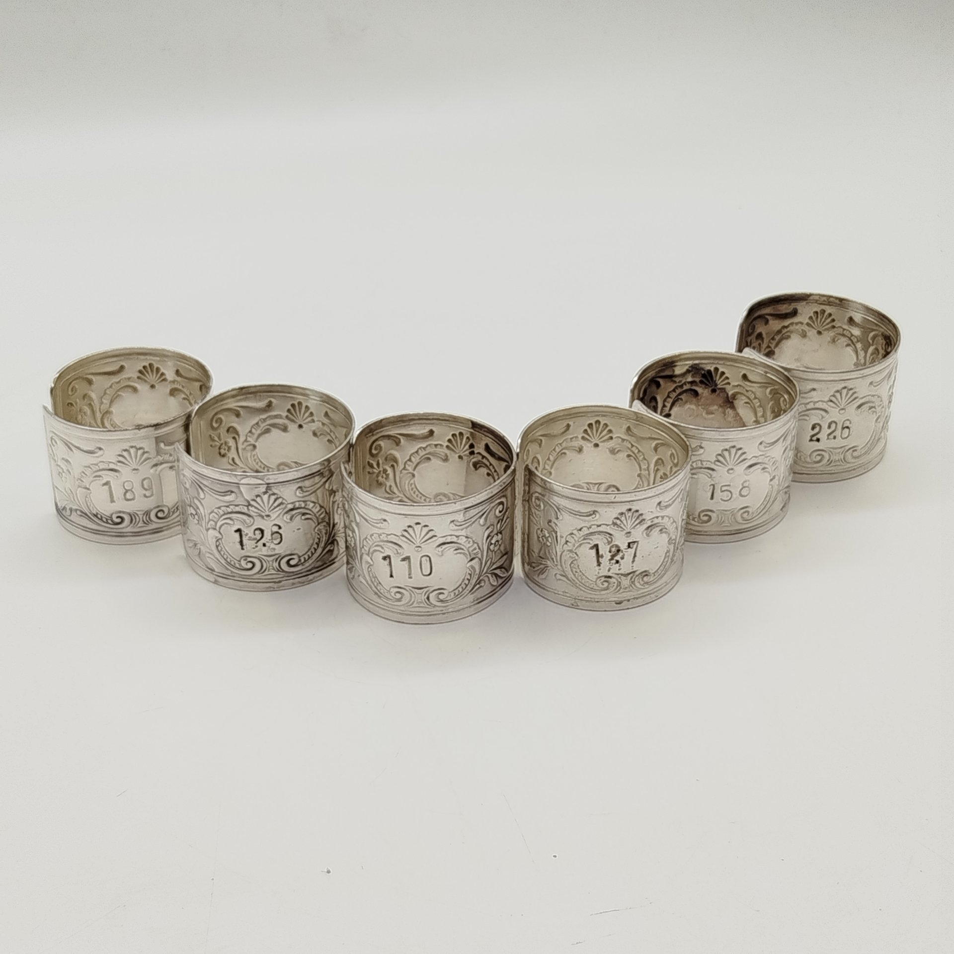 Набор винтажных колец для салфеток на 6 персон, украшенных растительным декором и произвольной нумерацией, мНЦ (медь-никель-цинк), Артель «Промтехсвязь», СССР, 1950-1960 гг.