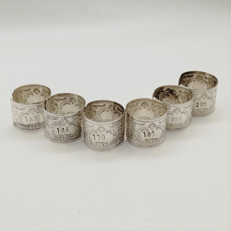 Набор винтажных колец для салфеток на 6 персон, украшенных растительным декором и произвольной нумерацией, мНЦ (медь-никель-цинк), Артель «Промтехсвязь», СССР, 1950-1960 гг.