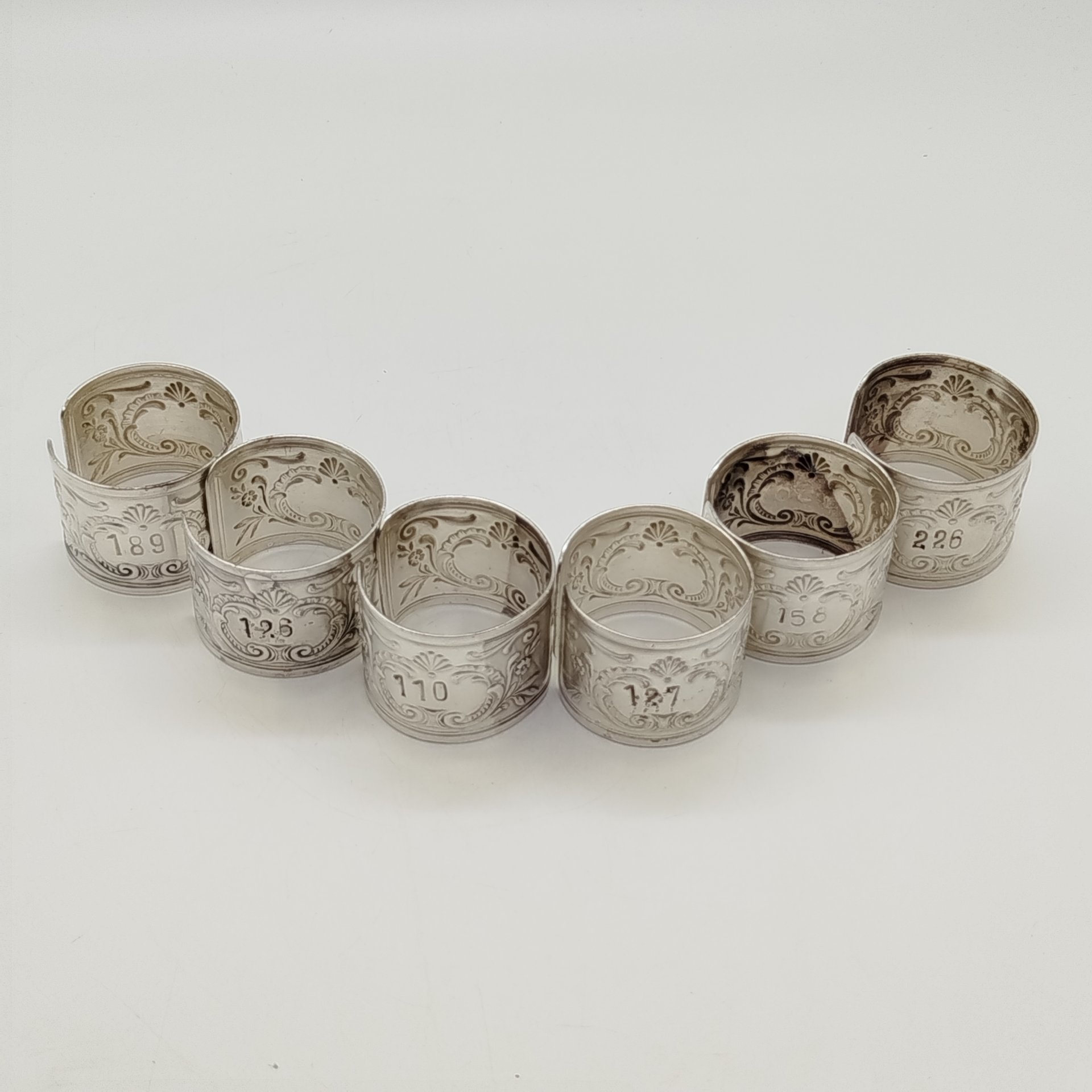 Набор винтажных колец для салфеток на 6 персон, украшенных растительным декором и произвольной нумерацией, мНЦ (медь-никель-цинк), Артель «Промтехсвязь», СССР, 1950-1960 гг.