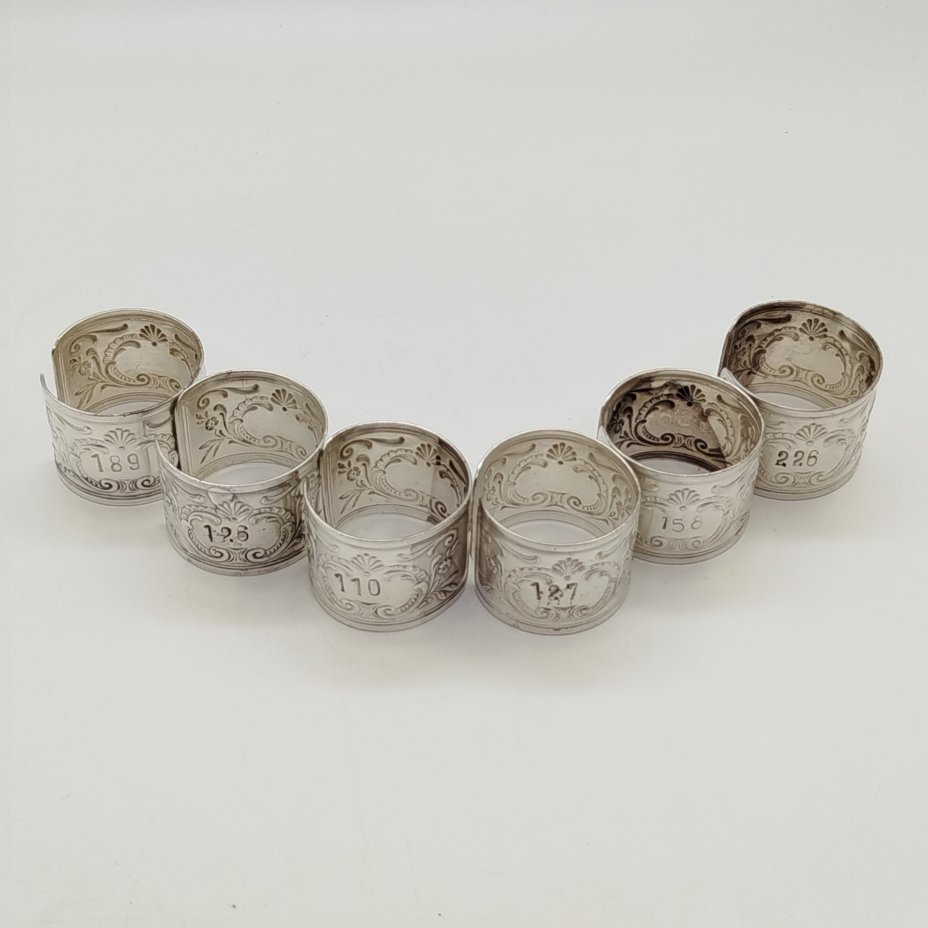 Набор винтажных колец для салфеток на 6 персон, украшенных растительным декором и произвольной нумерацией, мНЦ (медь-никель-цинк), Артель «Промтехсвязь», СССР, 1950-1960 гг.