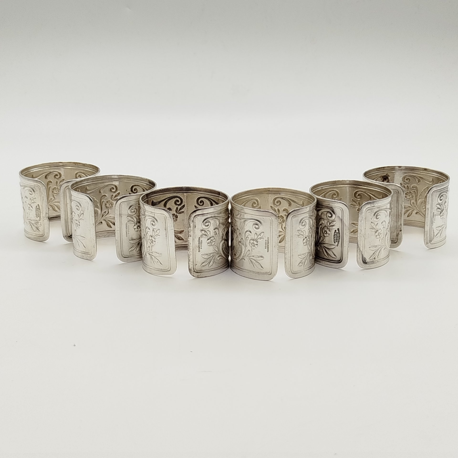 Набор винтажных колец для салфеток на 6 персон, украшенных растительным декором и произвольной нумерацией, мНЦ (медь-никель-цинк), Артель «Промтехсвязь», СССР, 1950-1960 гг.