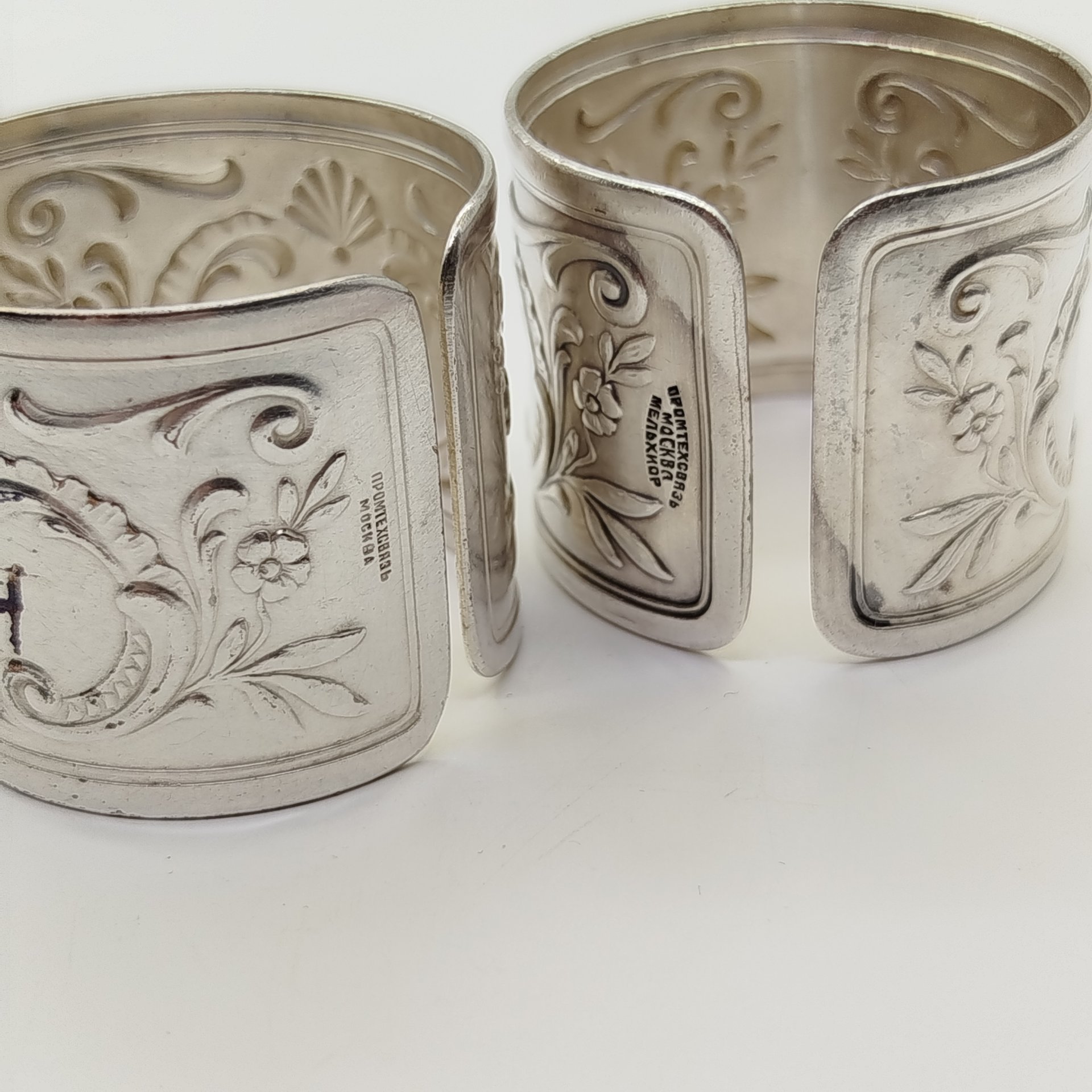 Набор винтажных колец для салфеток на 6 персон, украшенных растительным декором и произвольной нумерацией, мНЦ (медь-никель-цинк), Артель «Промтехсвязь», СССР, 1950-1960 гг.