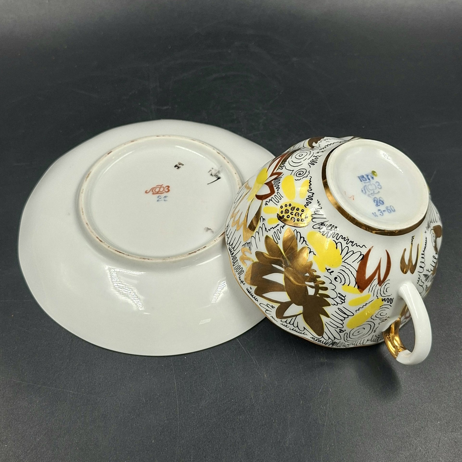 Пара чайная "Золотые ромашки", автор росписи Л.И. Григорьева, форма "Тюльпан", фарфор, деколь, золочение, Ленинградский фарфоровый завод (ЛФЗ), СССР, 1960-1990 гг.