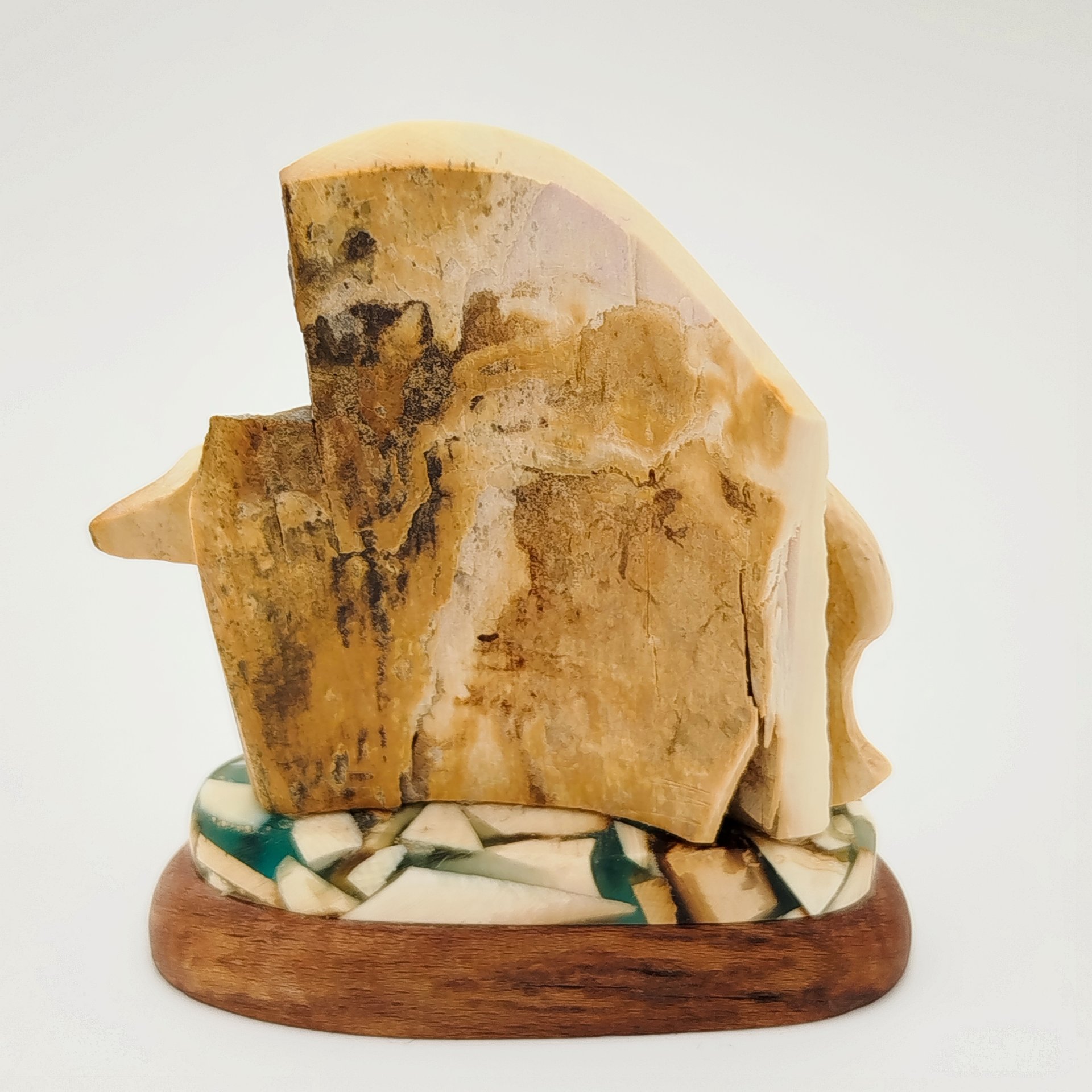 Статуэтка "Белый медведь на льдине", кость, резьба, композитный материал, Россия, 1970-2000 гг.