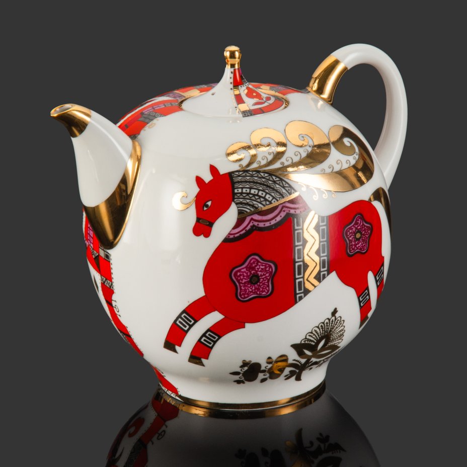 Чайник доливной "Красный конь" ("Златогривый конь"), автор формы "Новгородская" Криммер Э.М., автор росписи Воробьевский А.В., Ленинградский фарфоровый завод (ЛФЗ)