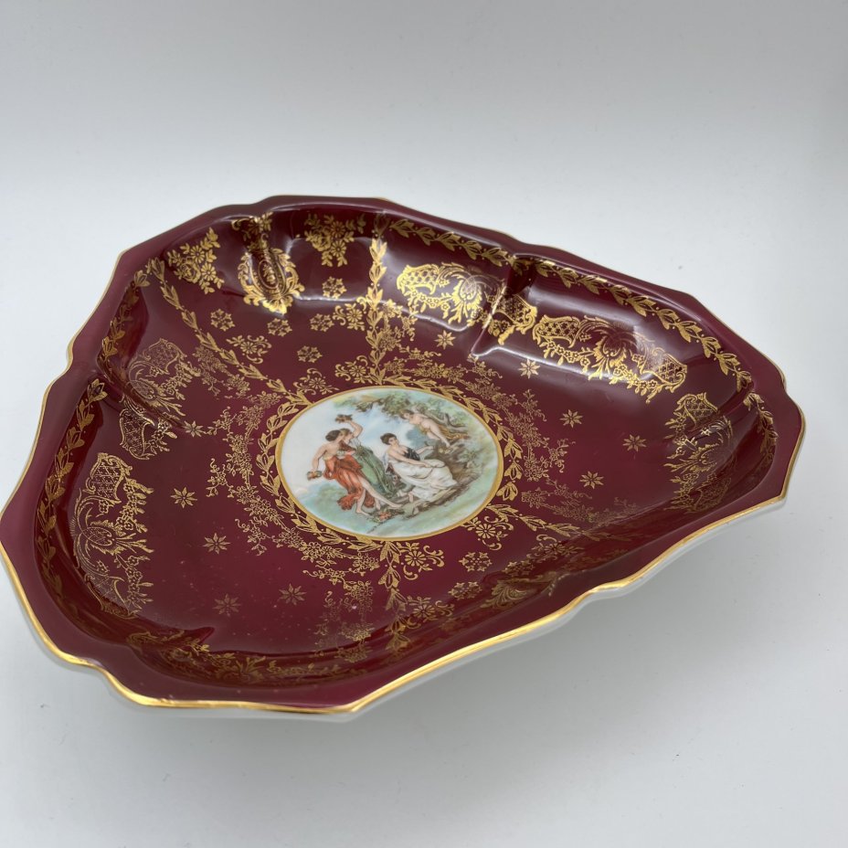 Блюдо треугольной формы "Мадонна" с растительным декором, фарфор, деколь, крытье, золочение, Oscar Schlegelmilch, ГДР, 1953-1972 гг.