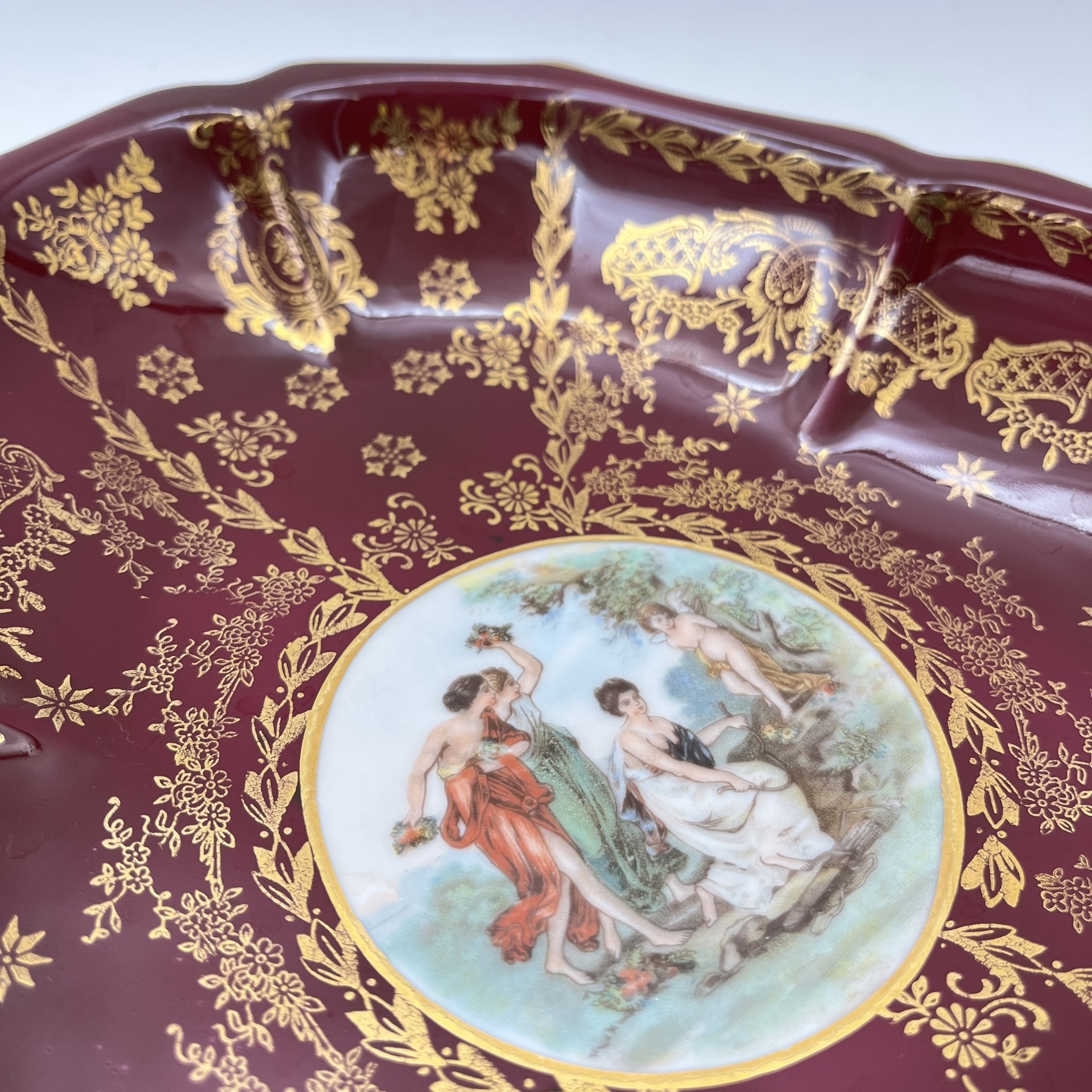 Блюдо треугольной формы "Мадонна" с растительным декором, фарфор, деколь, крытье, золочение, Oscar Schlegelmilch, ГДР, 1953-1972 гг.