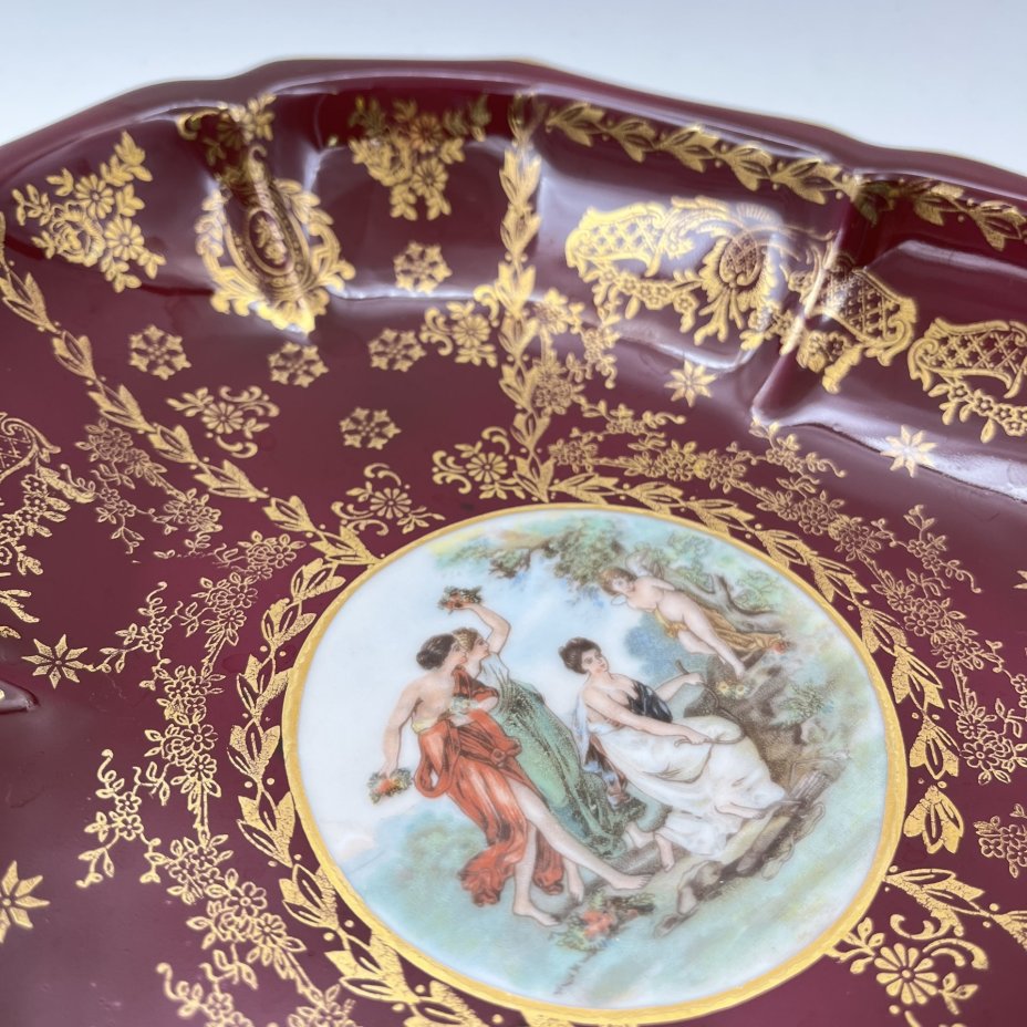 Блюдо треугольной формы "Мадонна" с растительным декором, фарфор, деколь, крытье, золочение, Oscar Schlegelmilch, ГДР, 1953-1972 гг.