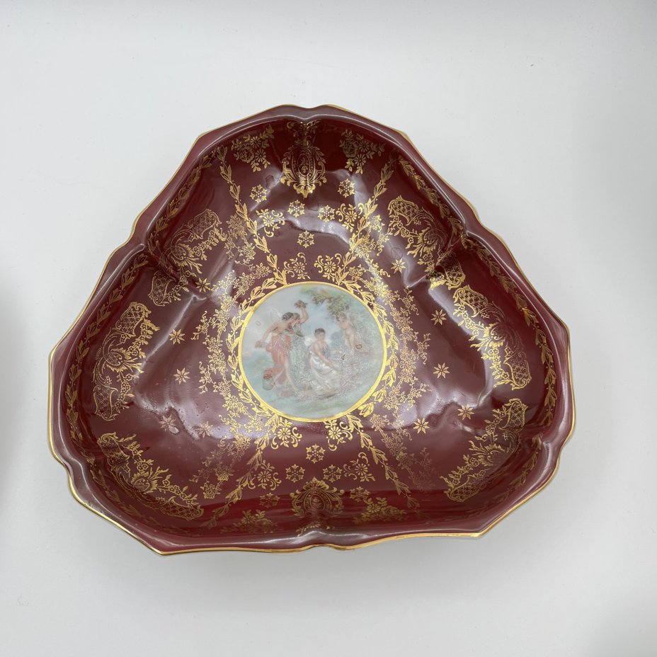 Блюдо треугольной формы "Мадонна" с растительным декором, фарфор, деколь, крытье, золочение, Oscar Schlegelmilch, ГДР, 1953-1972 гг.