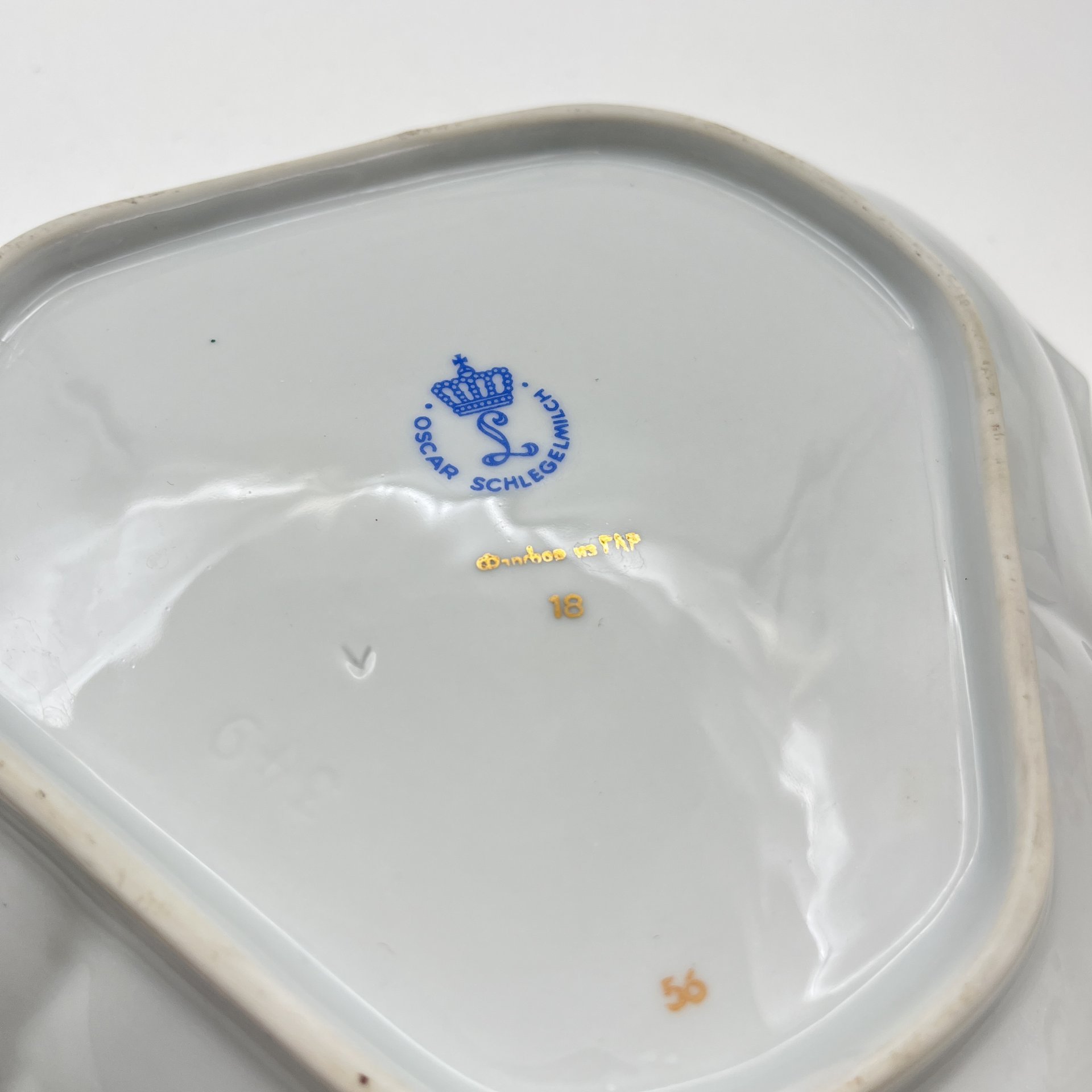 Блюдо треугольной формы "Мадонна" с растительным декором, фарфор, деколь, крытье, золочение, Oscar Schlegelmilch, ГДР, 1953-1972 гг.