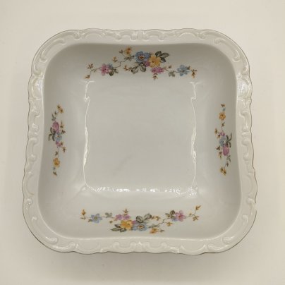 Сервировочное блюдо (салатник) квадратной формы с цветочным рельефным декором, фарфор, деколь, золочение, Kahla, Германия, 1937-1957 гг.