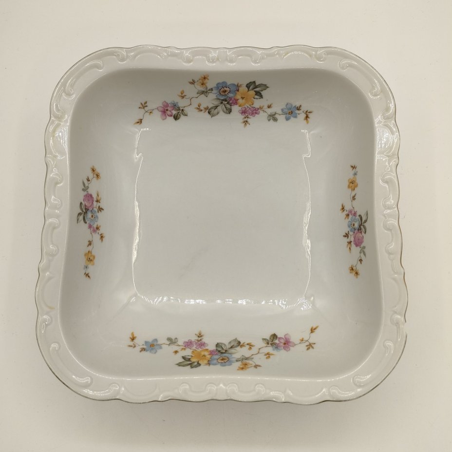 Сервировочное блюдо (салатник) квадратной формы с цветочным рельефным декором, фарфор, деколь, золочение, Kahla, Германия, 1937-1957 гг.