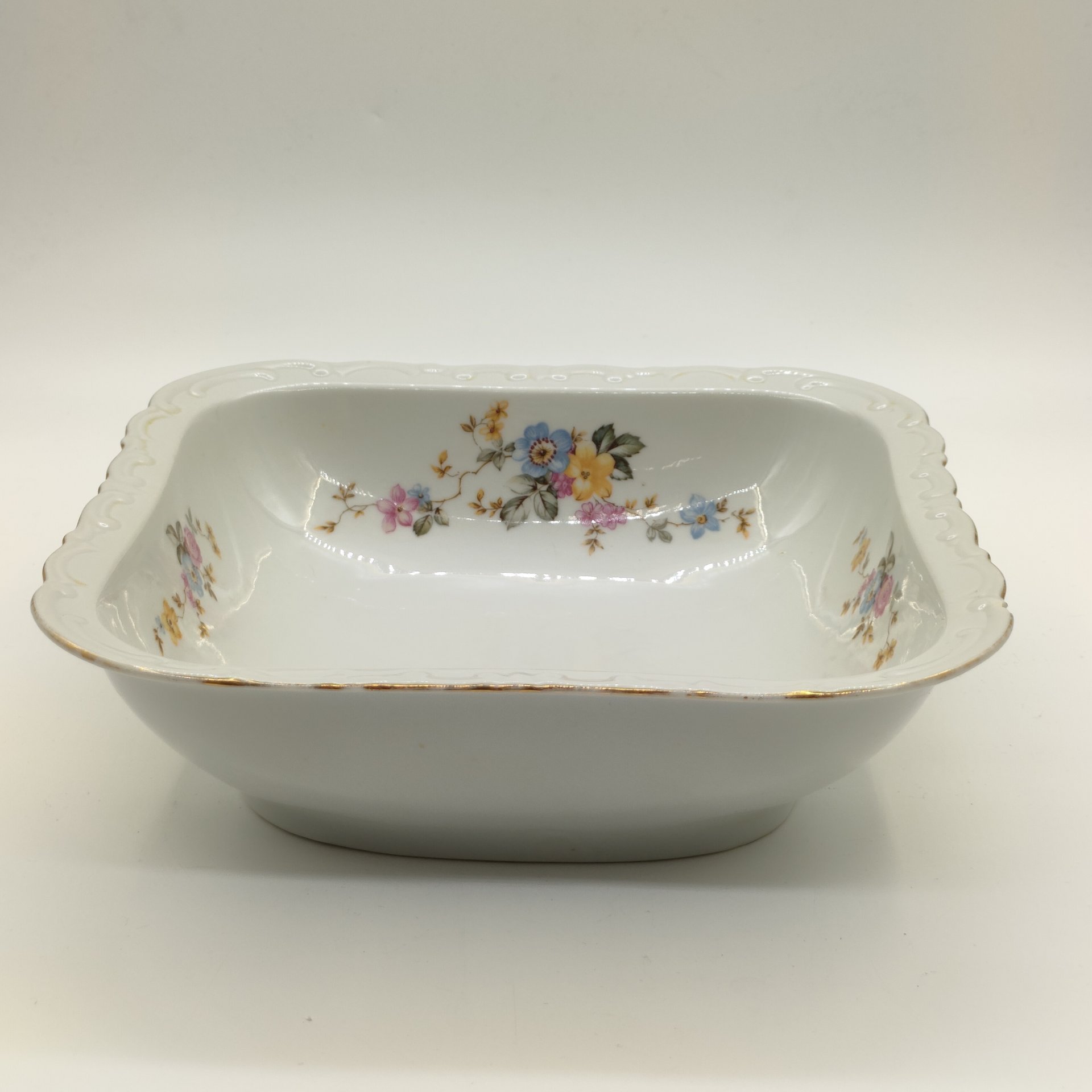 Сервировочное блюдо (салатник) квадратной формы с цветочным рельефным декором, фарфор, деколь, золочение, Kahla, Германия, 1937-1957 гг.